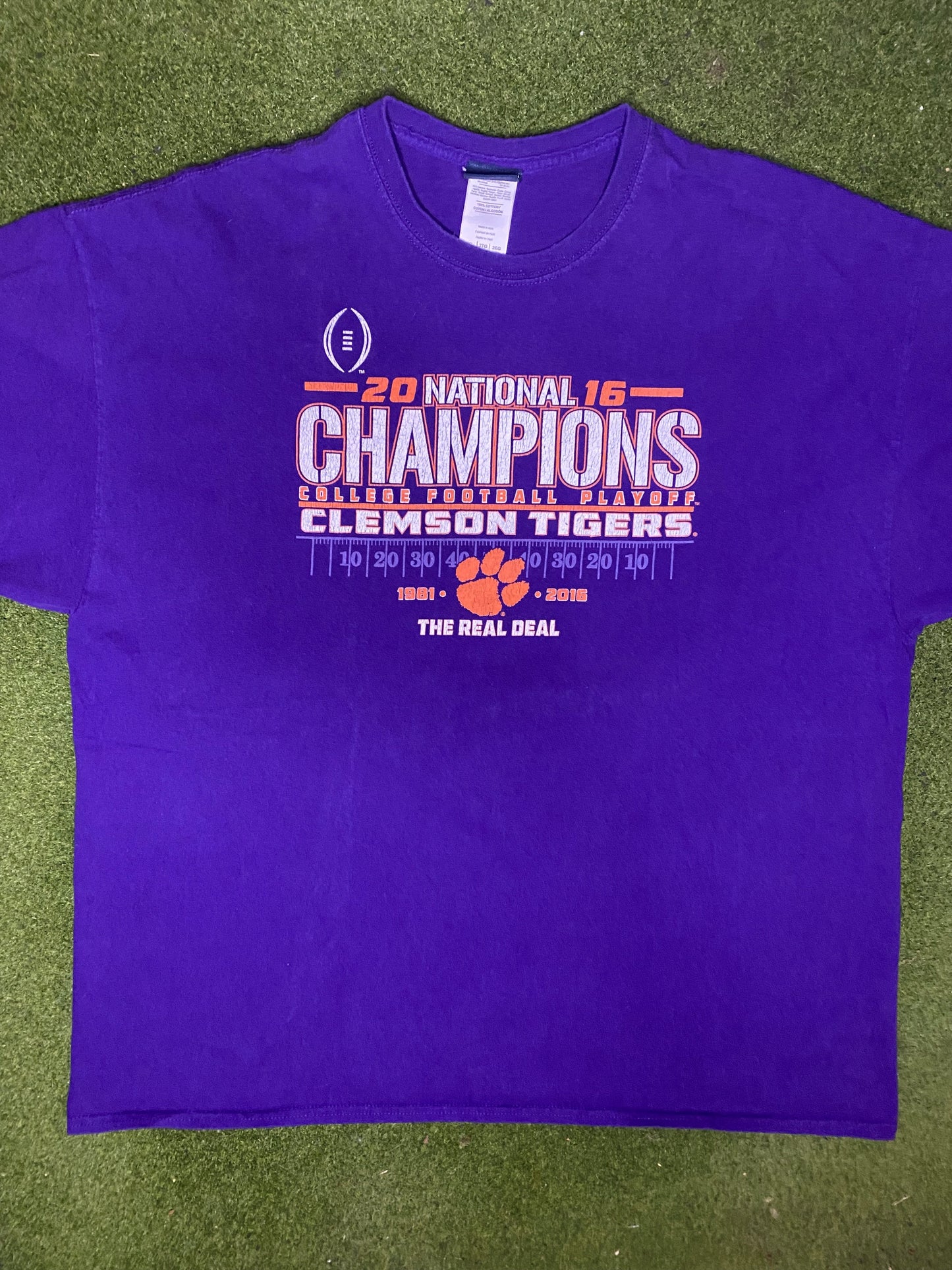 2016 Clemson Tigers - National Champions - Vintage College T-Shirt (2XL) - Gametime Vintage
