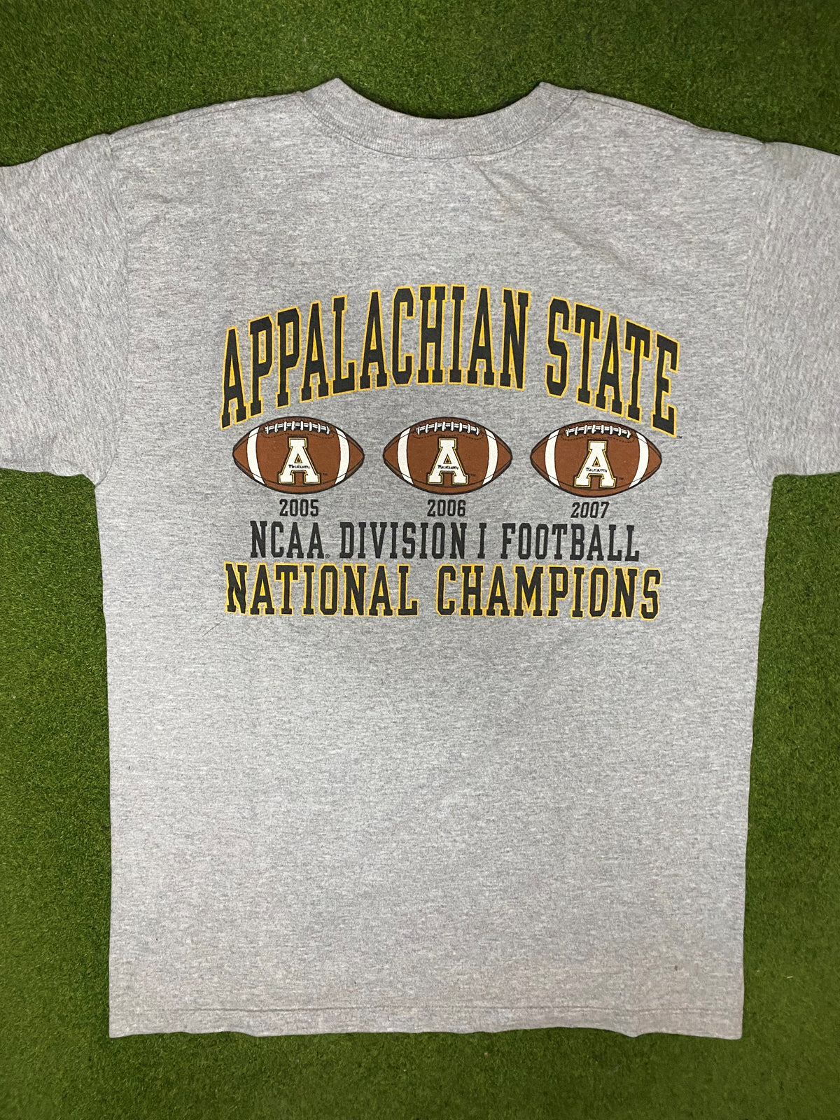 2007 App State Mountaineers - Back to Back to Back Champions - Vintage College T-Shirt (Medium) - Gametime Vintage