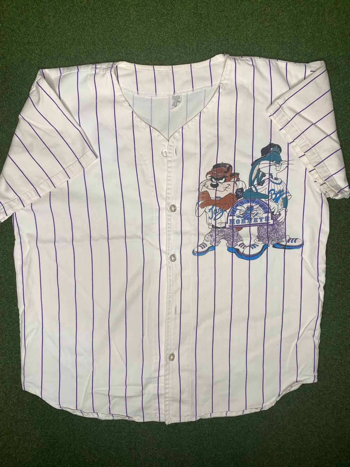 Charlotte Hornets de los 90 - Bugs & Taz - Camiseta de béisbol vintage de la NBA (mediana)