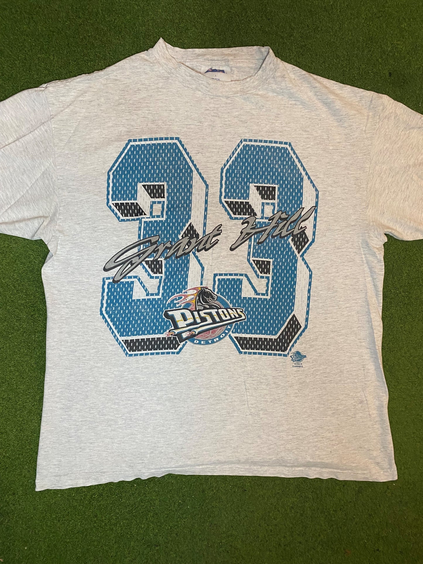 90s Detroit Pistons - Grant Hill #33 - Vintage NBA Player T-Shirt (Large) - Gametime Vintage