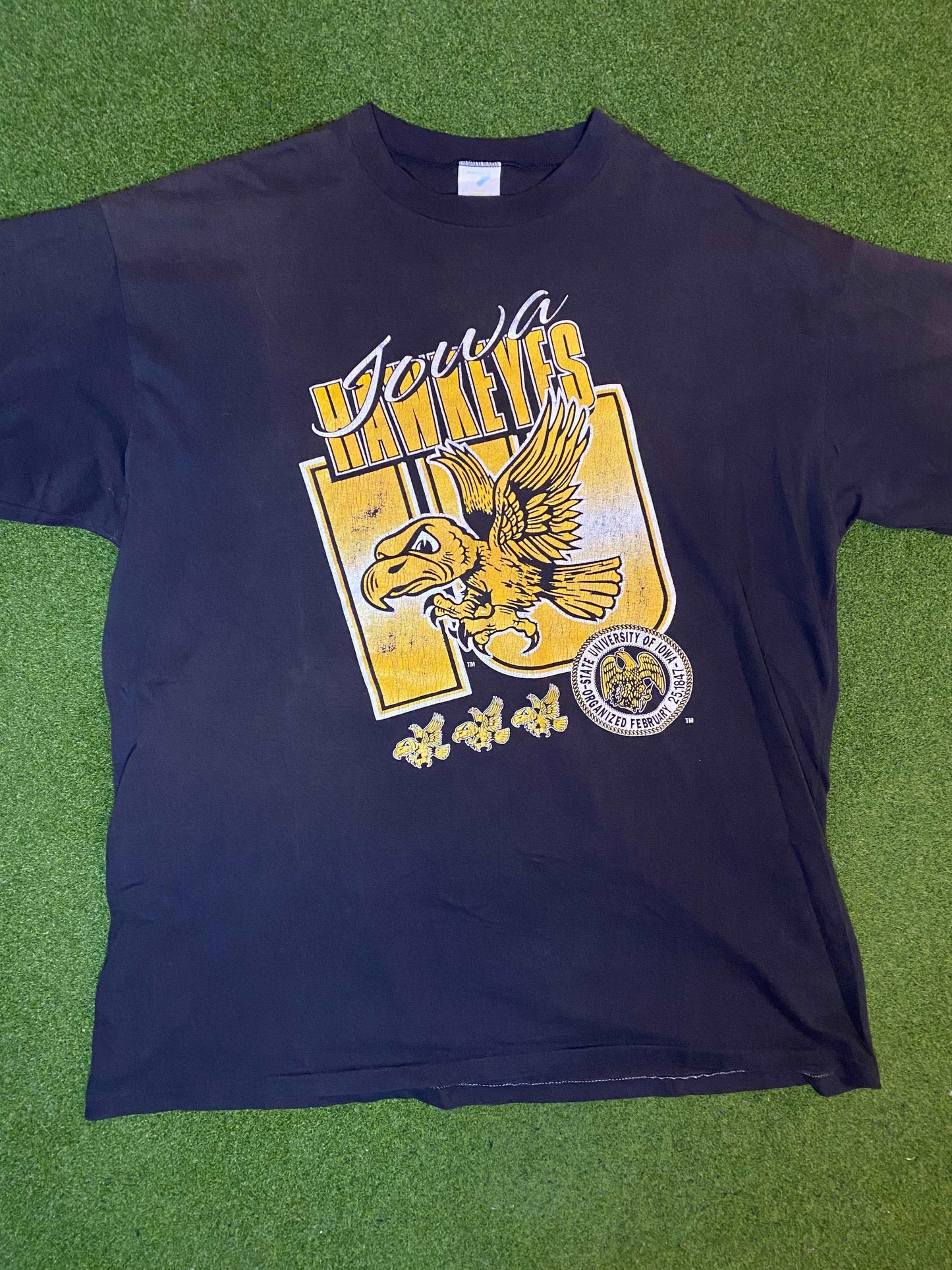 90s Iowa Hawkeyes - Vintage College T-Shirt (2XL) - Gametime Vintage