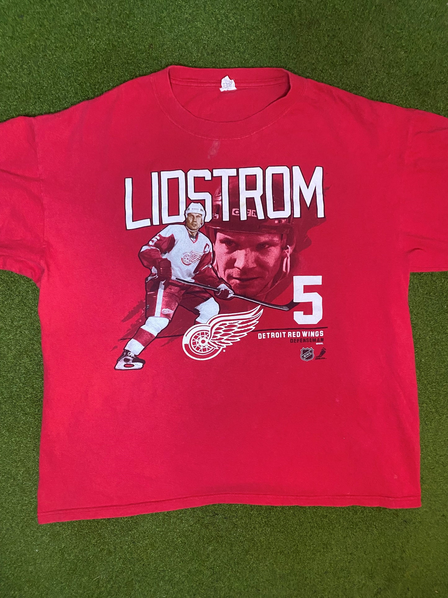 90s Detroit Red Wings - Nicklas Lidstrom - Vintage NHL Player T-Shirt (XL) - Gametime Vintage