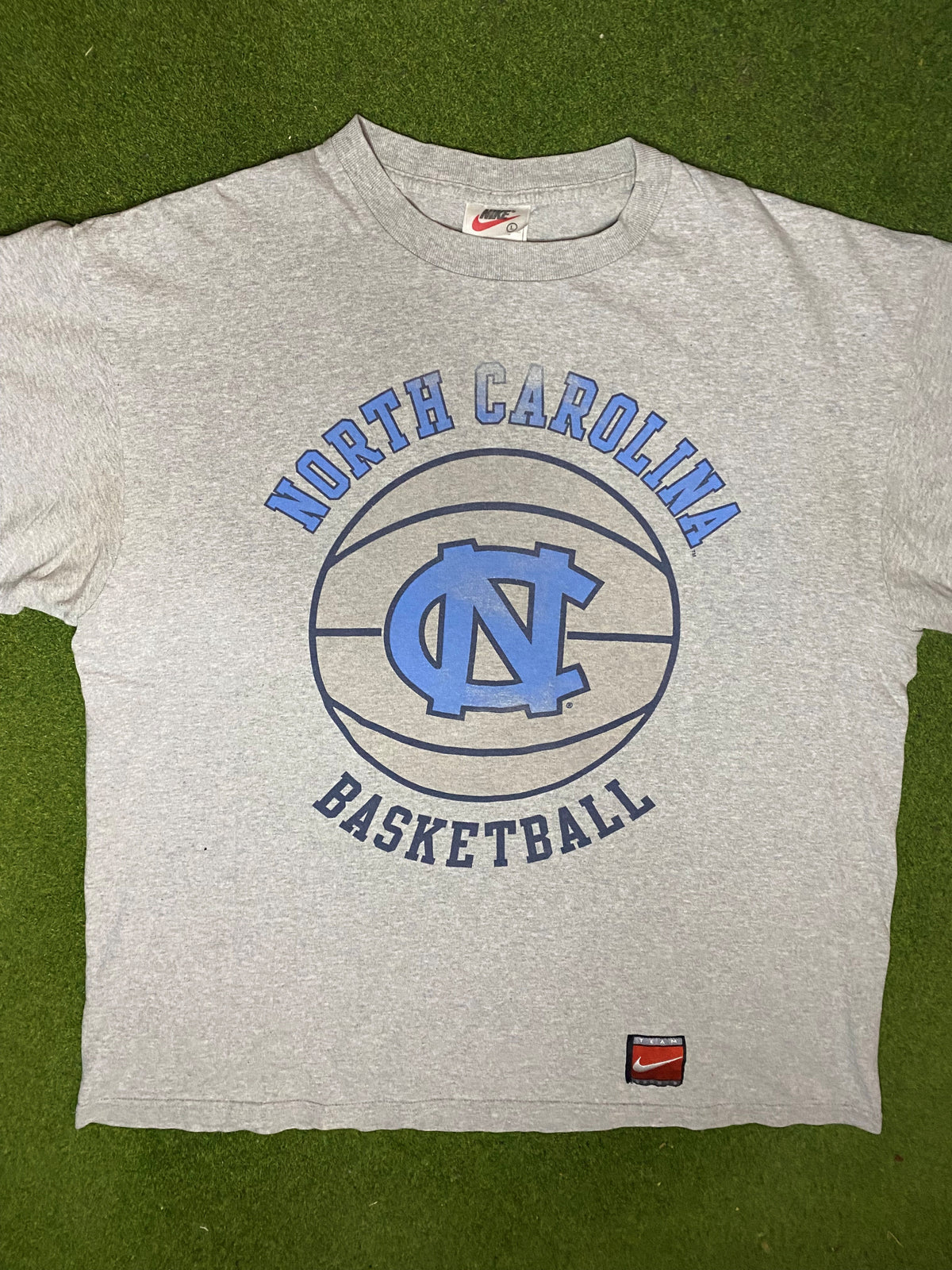 90s North Carolina Tar Heels - Nike - Vintage College Basketball T-Shirt (Large) - Gametime Vintage