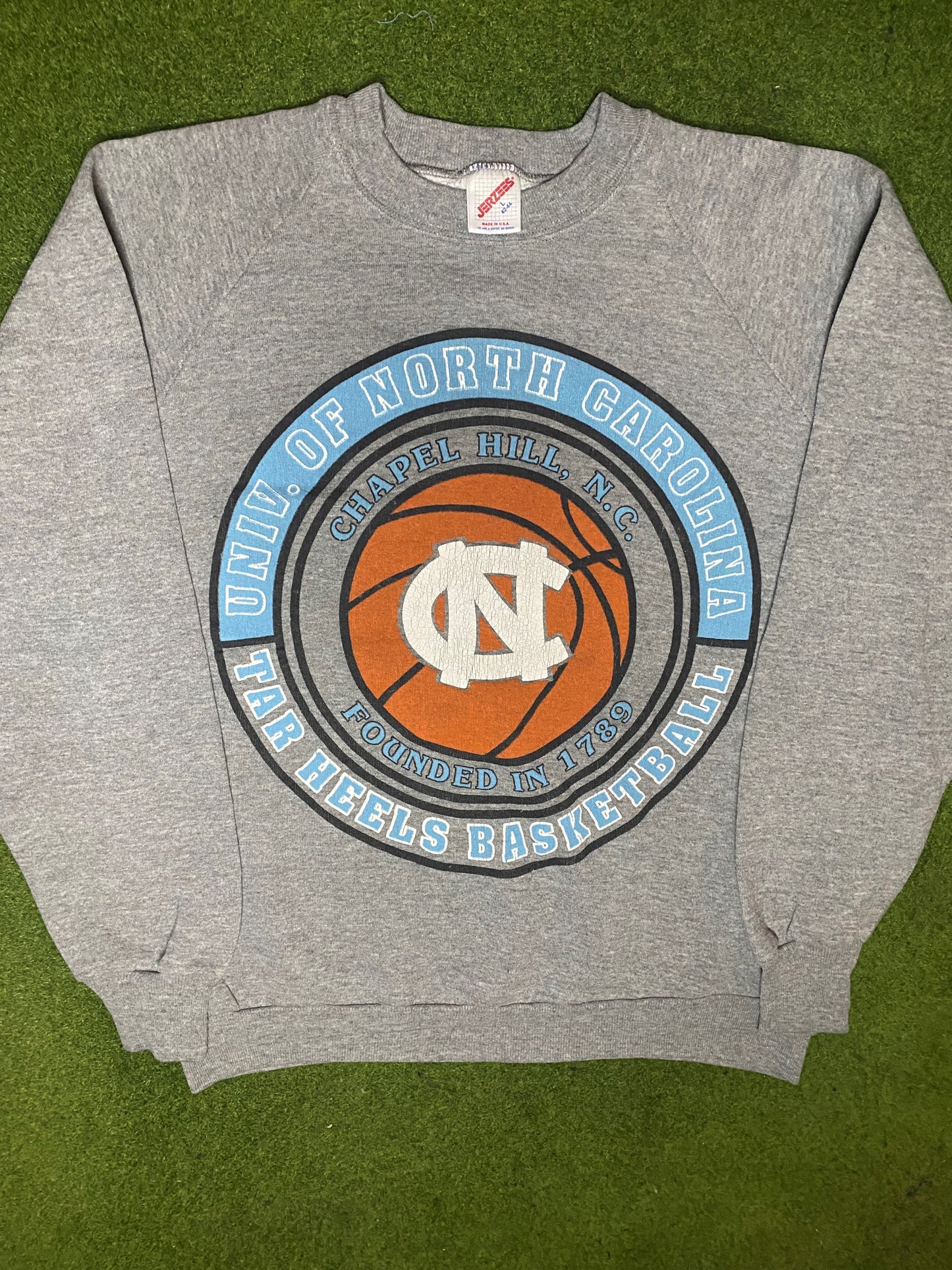 90s North Carolina Tar Heels - Vintage College Basketball Sweatshirt (Large) - Gametime Vintage