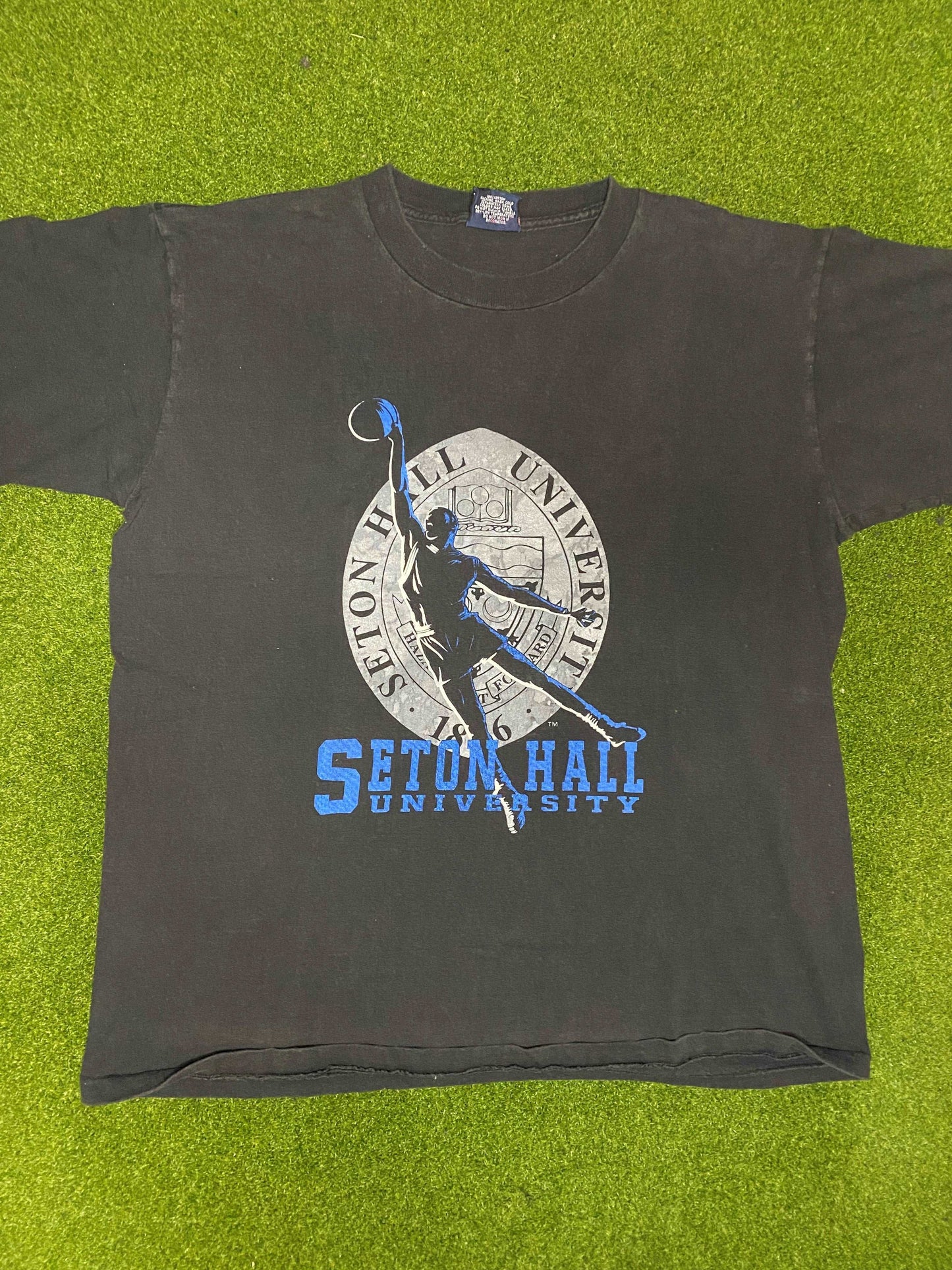 90s Seton Hall Pirates - Vintage College Basketball Tee Shirt (Large) - Gametime Vintage