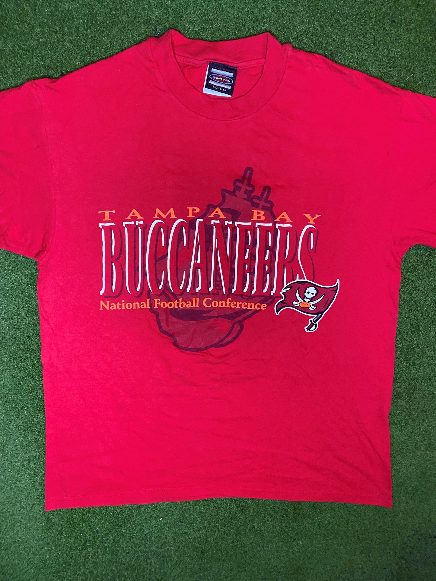 90s Tampa Bay Buccaneers - Vintage NFL T-Shirt (Large) - Gametime Vintage