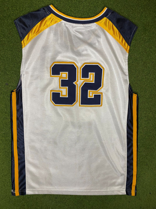 00s Marquette Golden Eagles - Vintage College Basketball Jersey (Youth Large) - Gametime Vintage