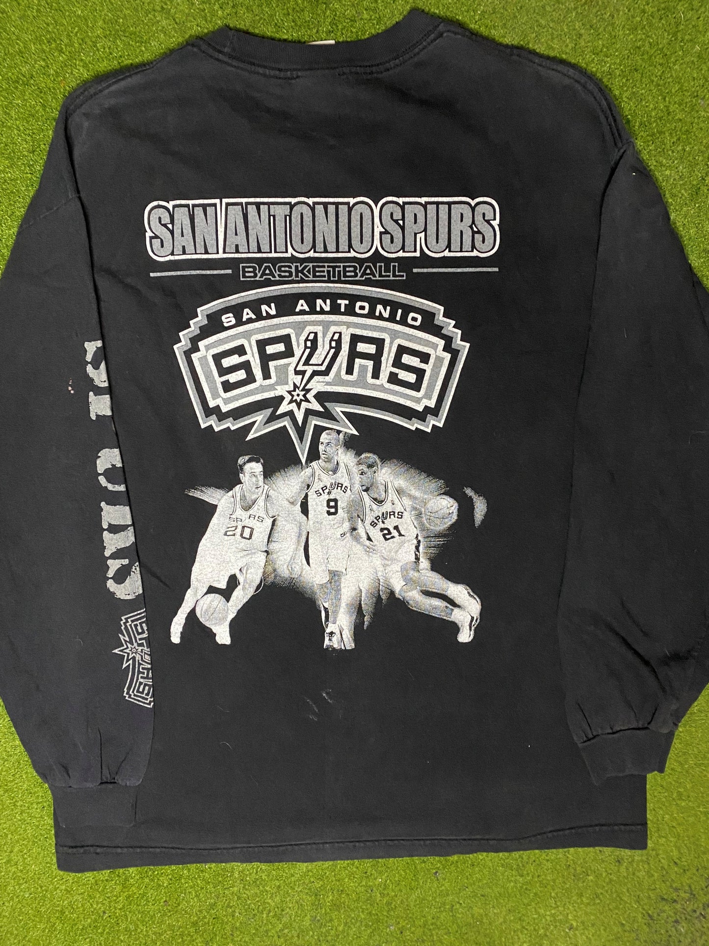 00s San Antonio Spurs - ft. Tim Duncan, Tony Parker & Manu Ginobli - Vintage NBA Long Sleeve (XL) - Gametime Vintage