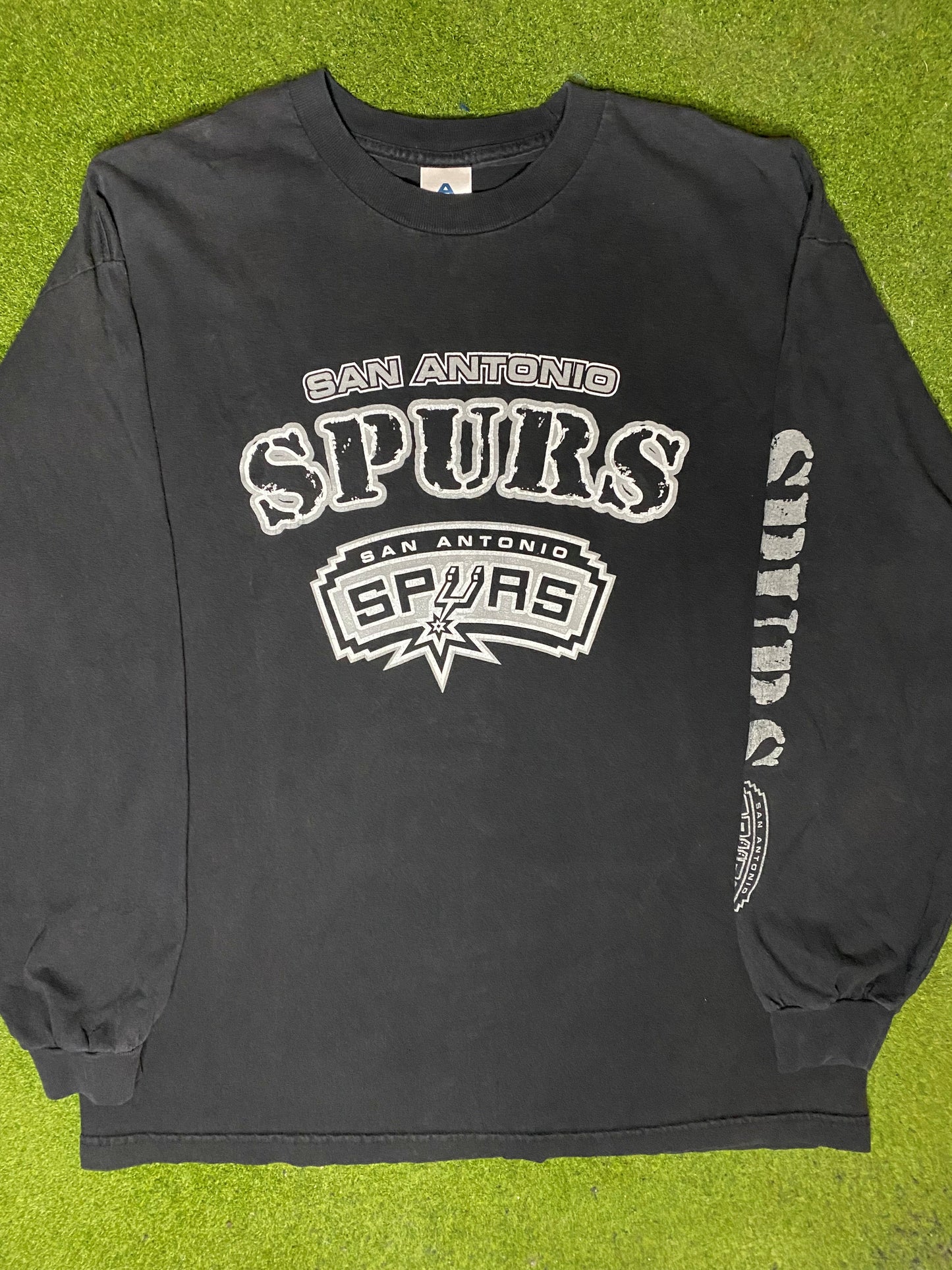 00s San Antonio Spurs - ft. Tim Duncan, Tony Parker & Manu Ginobli - Vintage NBA Long Sleeve (XL) - Gametime Vintage