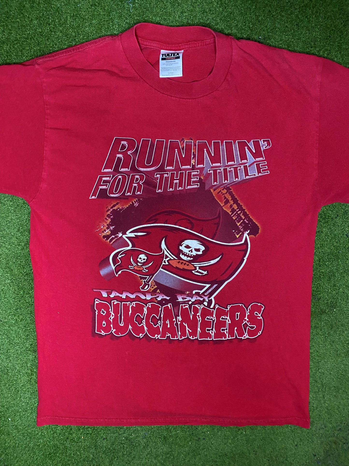 00s Tampa Bay Buccaneers - Runnin' For the Title - Vintage NFL T-Shirt (Large) Gametime Vintage