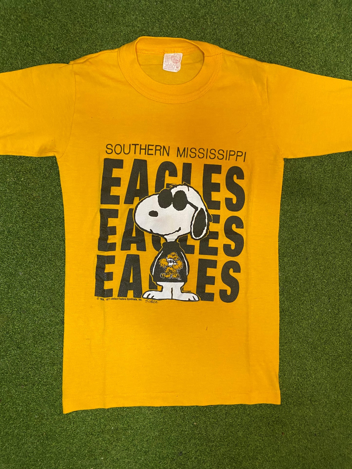 1971 Southern Mississippi Eagles - Snoopy Crossover - Vintage College T-Shirt (Youth Medium)