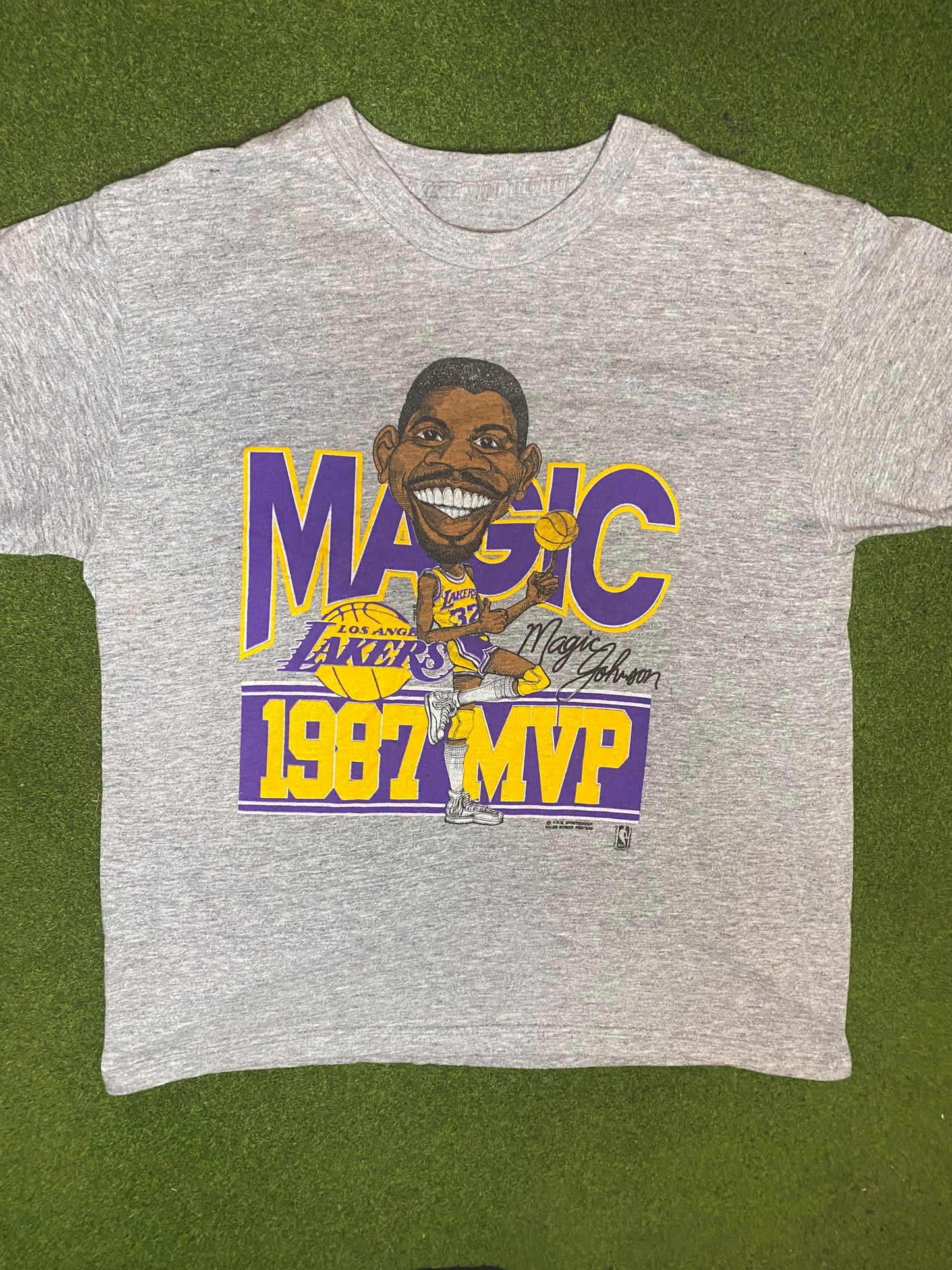 1987 Los Angeles Lakers - Magic Johnson MVP - Vintage NBA Player T-Shirt (Large)