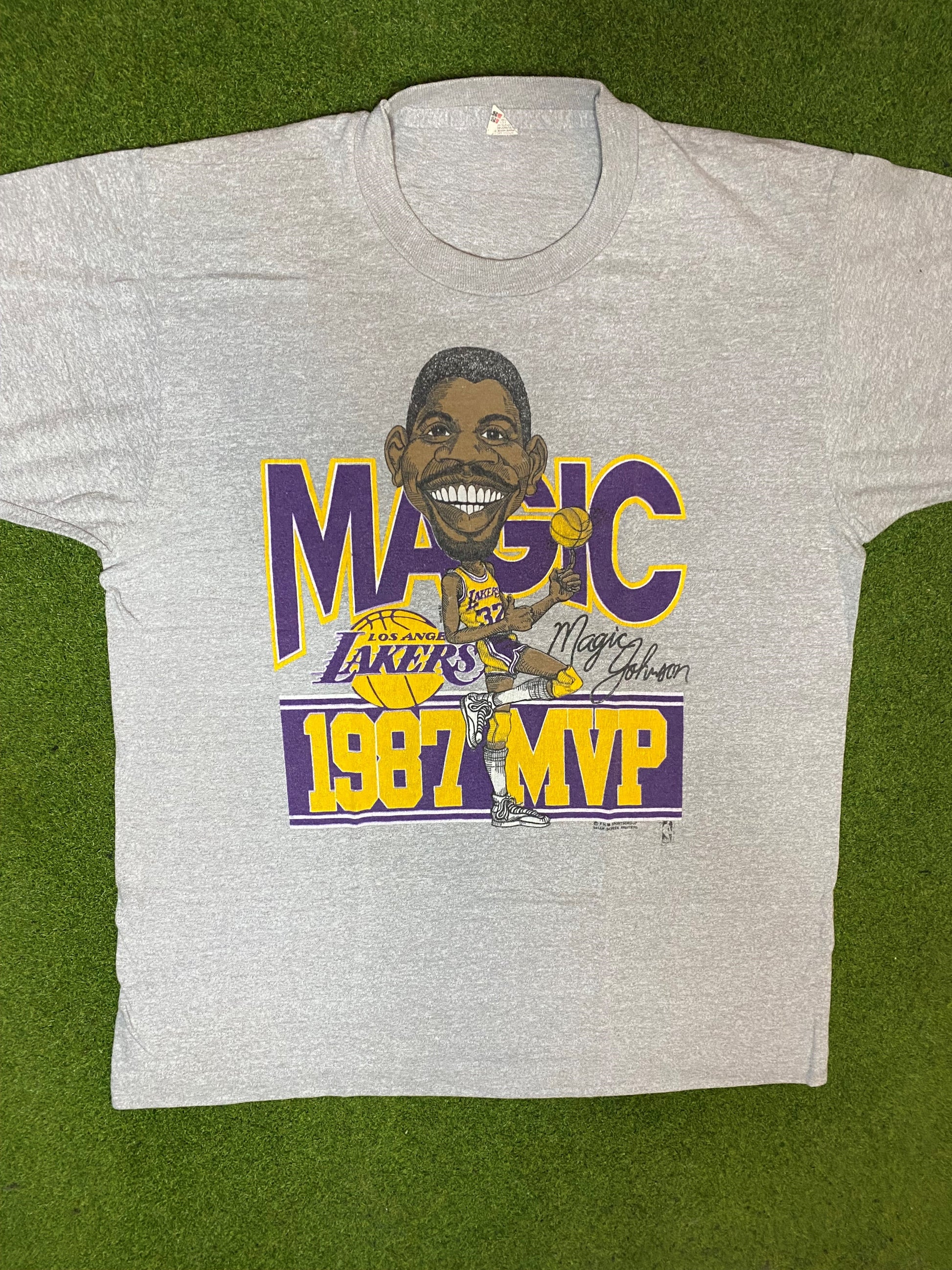 1987 Los Angeles Lakers - Magic Johnson MVP - Vintage NBA Player T-Shirt (Large) 