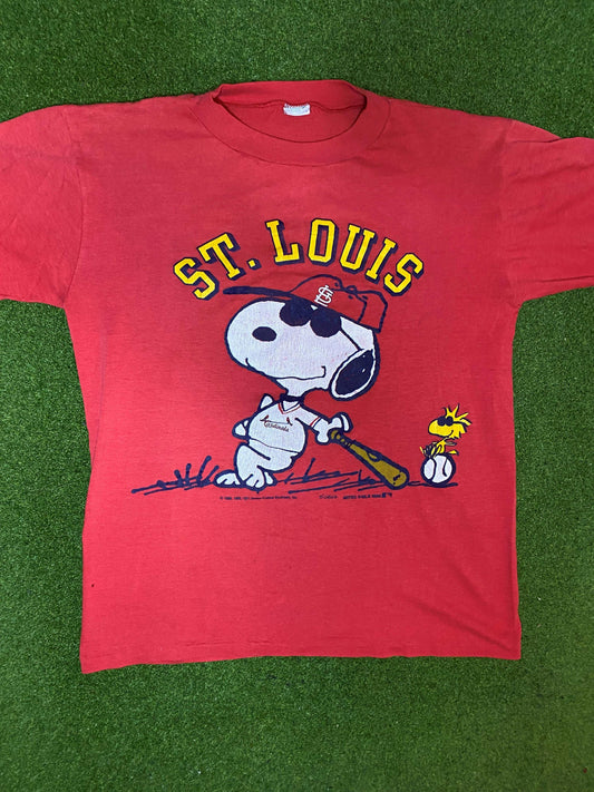 1988 St. Louis Cardinals - Snoopy Crossover - Vintage MLB T-Shirt (Medium) Gametime Vintage