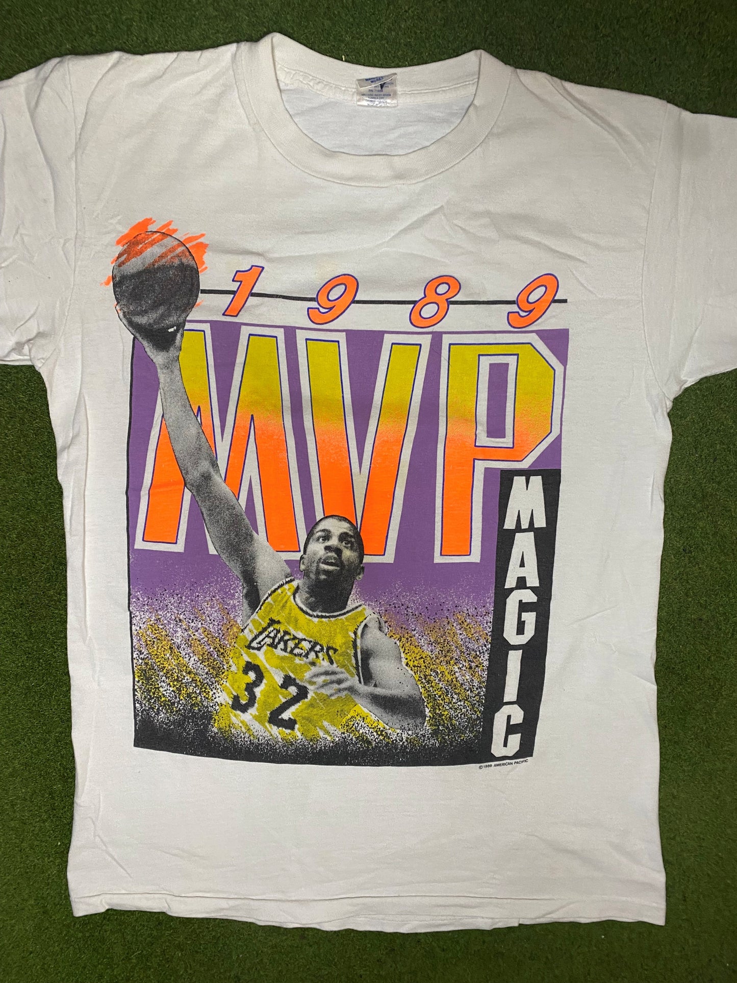 1989 Los Angeles Lakers - Magic Johnson MVP - Vintage NBA Player T-Shirt (Large)