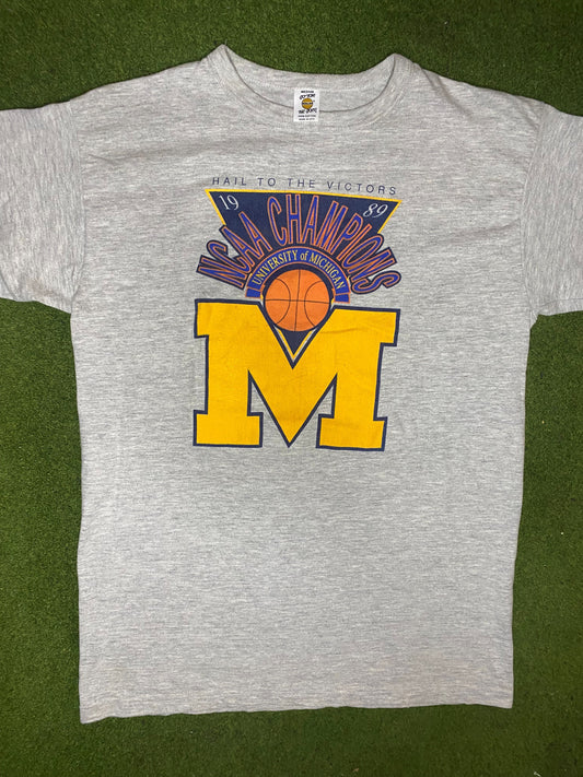 1989 Michigan Wolverines - National Champions - Vintage College Basketball T-Shirt (Medium) 