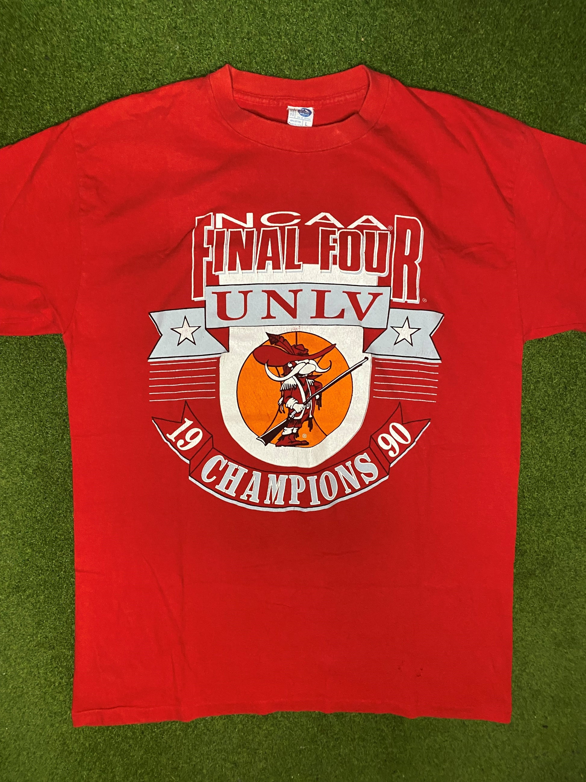 1990 UNLV Runnin Rebels - National Champions - Vintage College Basketball T-Shirt (Large)