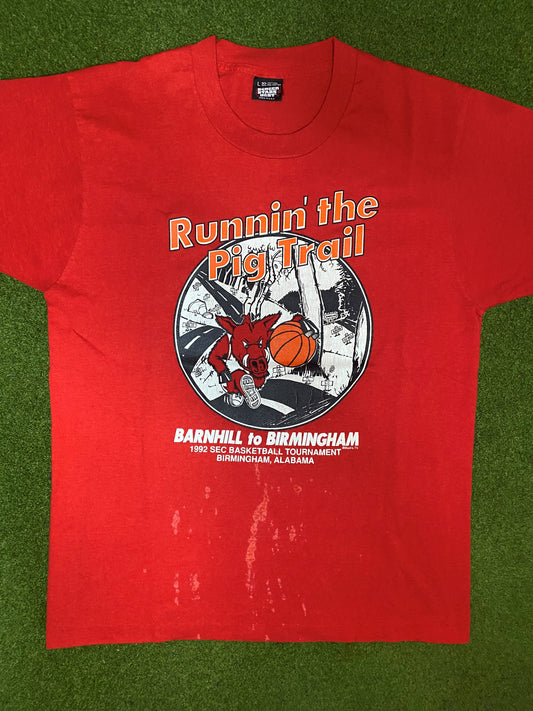 1992 Arkansas Razorbacks - Runnin' the Pig Trail - Vintage College Basketball T-Shirt (Large)