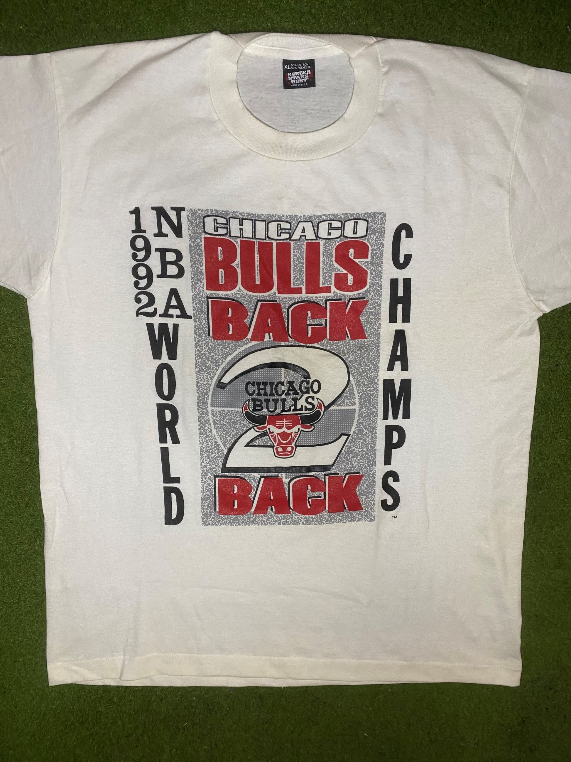 1992 Chicago Bulls - Back to Back Champions - Vintage NBA T-Shirt (XL) 