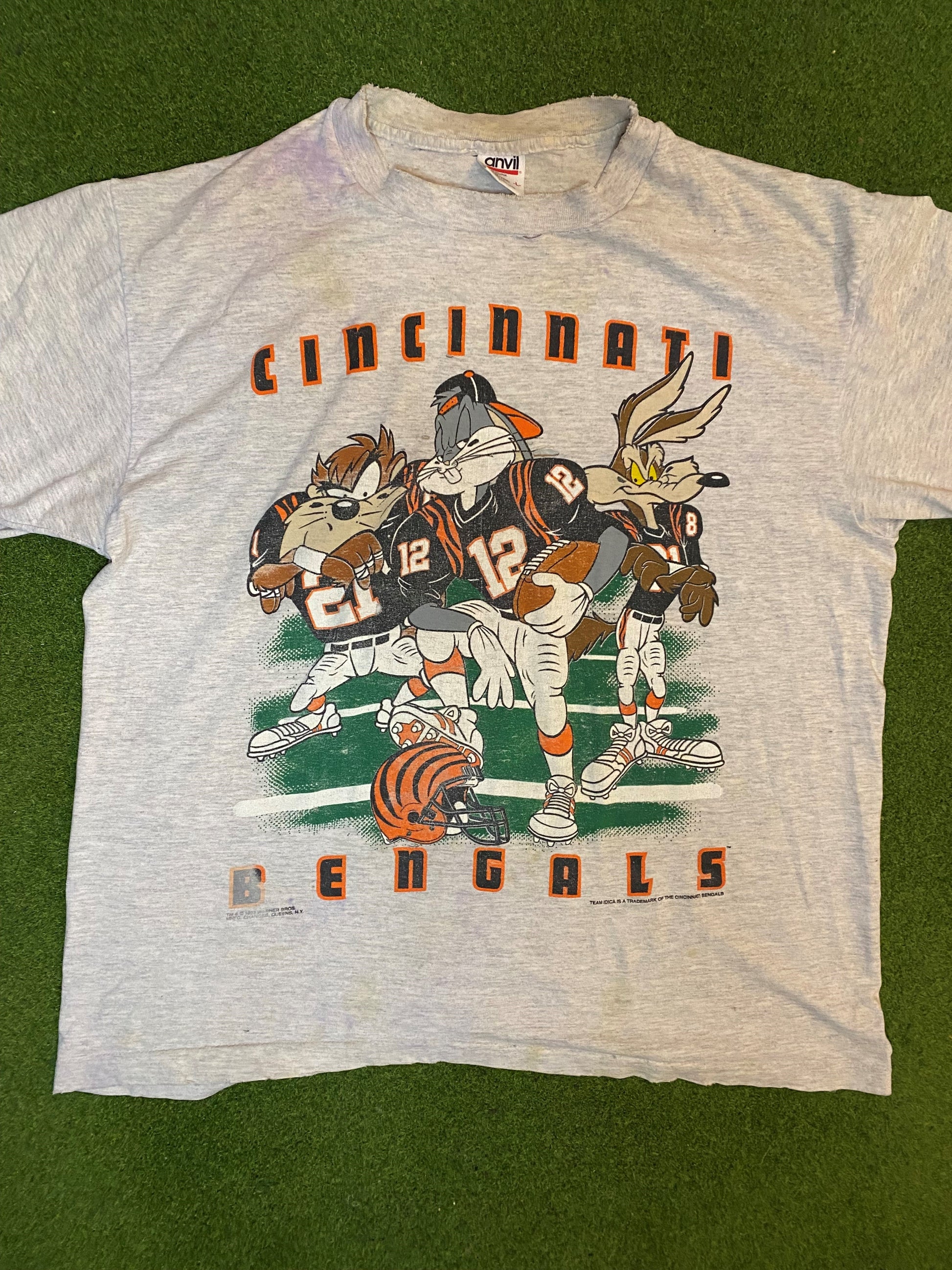 1993 Cincinnati Bengals - Looney Tunes Crossover - Vintage NFL T-Shirt (Large) - Gametime Vintage
