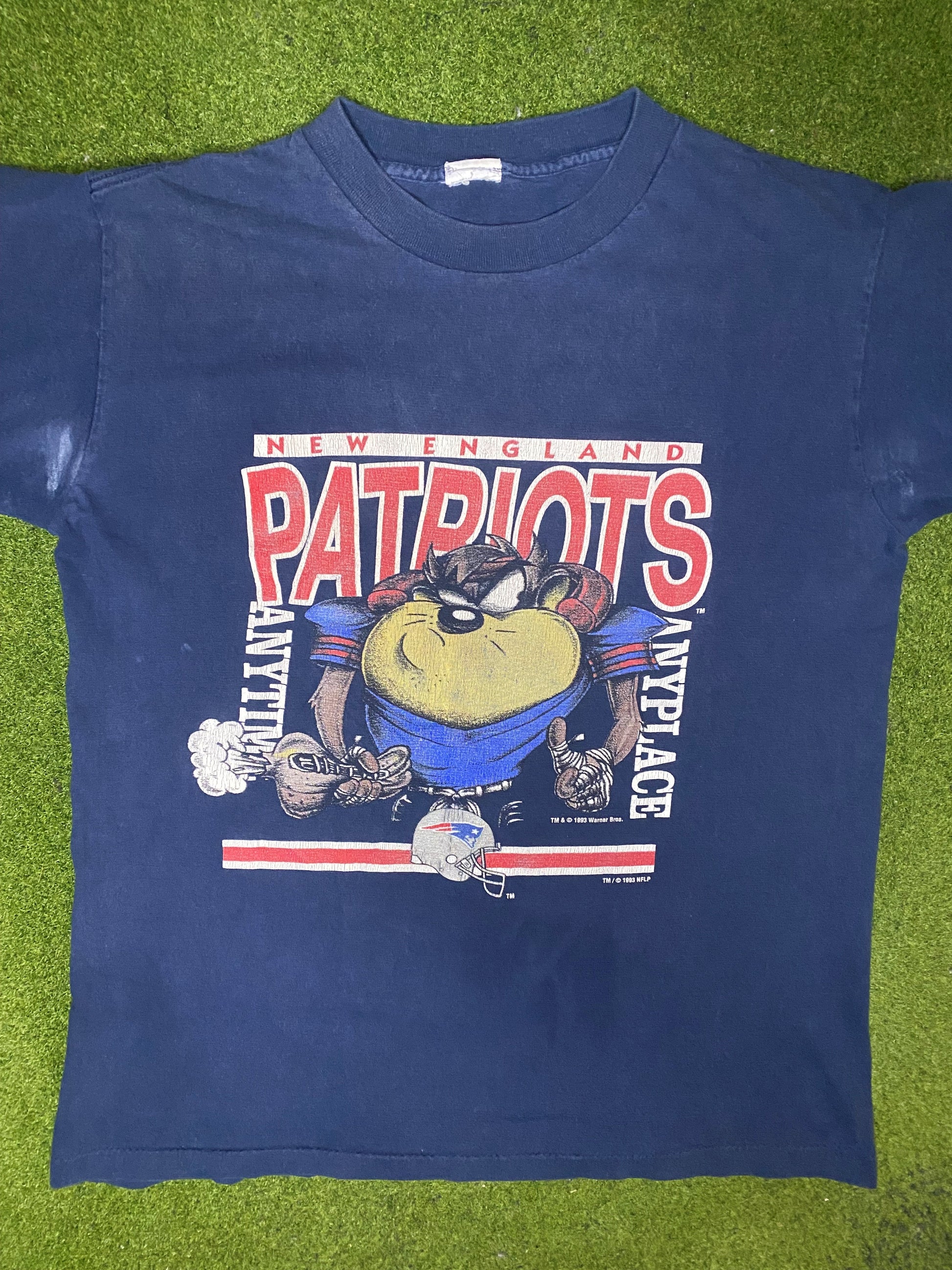 1993 New England Patriots - Taz - Vintage NFL T Shirt (Large) - Gametime Vintage
