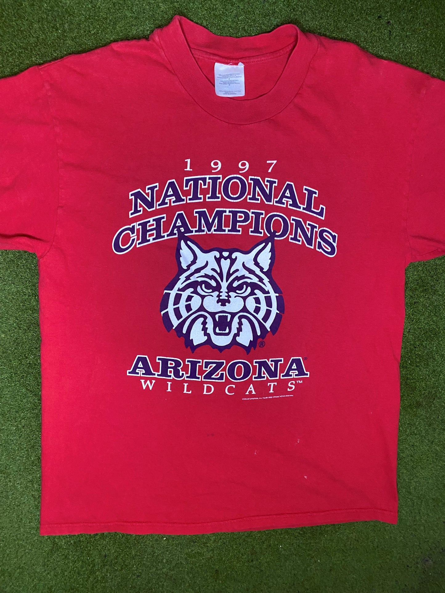 1997 Arizona Wildcats - National Champions - Vintage College Basketball T-Shirt (Large)