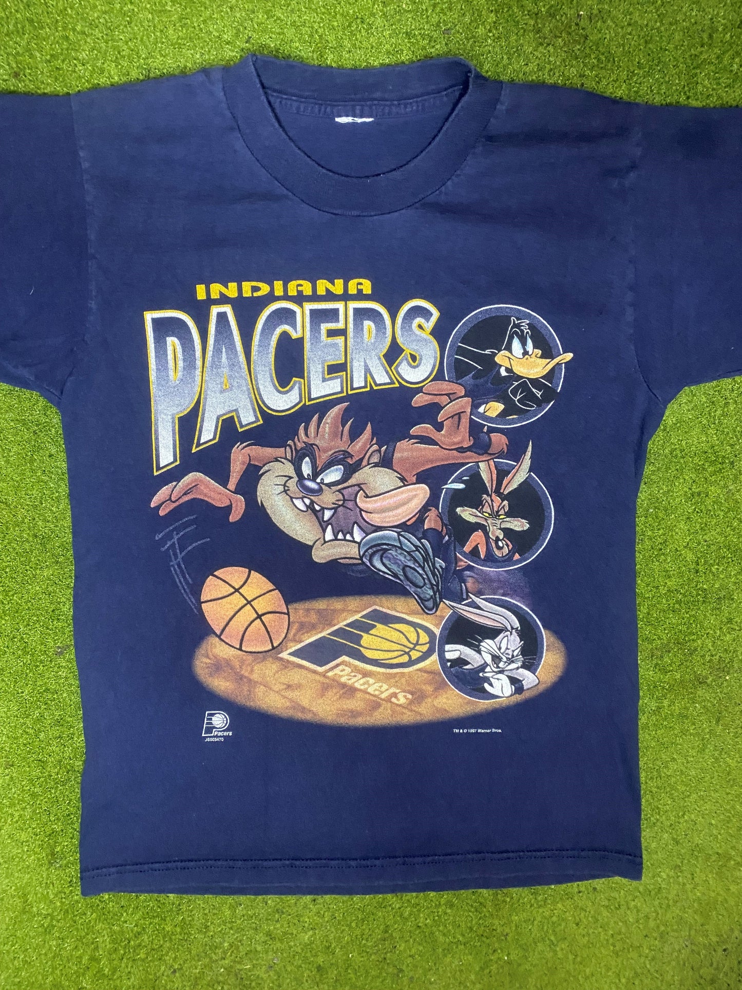 1997 Indiana Pacers - Looney Tunes Crossover - Vintage NBA T-Shirt (Small) 