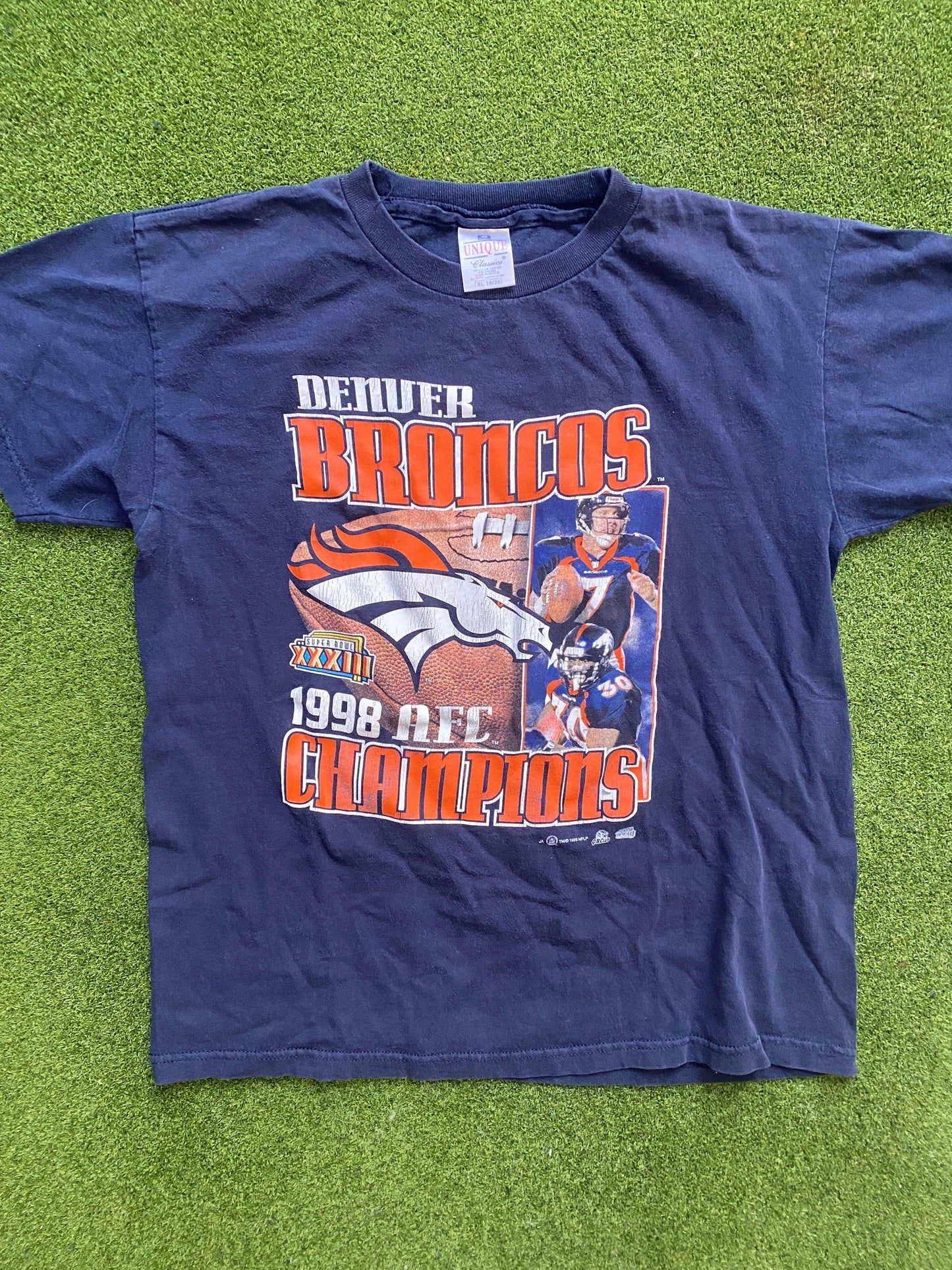 1996 Denver Broncos - AFC Champions Ft. John Elway and Terrell Davis - Vintage NFL T-Shirt (Youth XL) Gametime Vintage