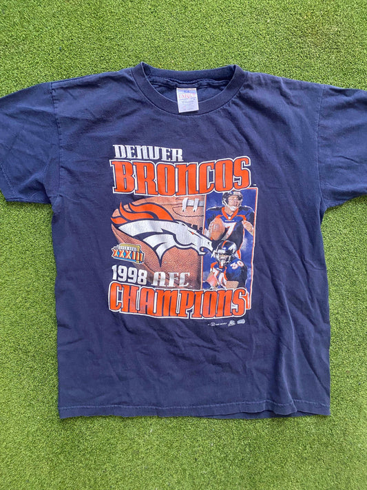 1996 Denver Broncos - AFC Champions Ft. John Elway and Terrell Davis - Vintage NFL T-Shirt (Youth XL) Gametime Vintage