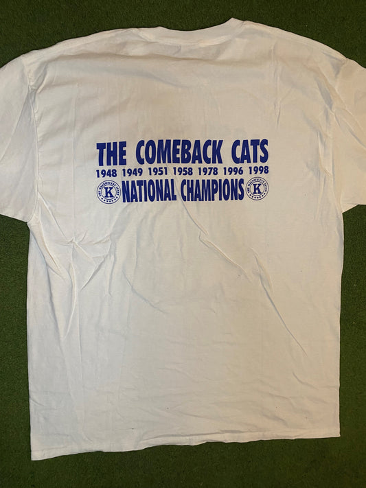 1998 Kentucky Wildcats - NCAA Champions - Double Sided - Vintage College Basketball T-Shirt (2XL) - Gametime Vintage