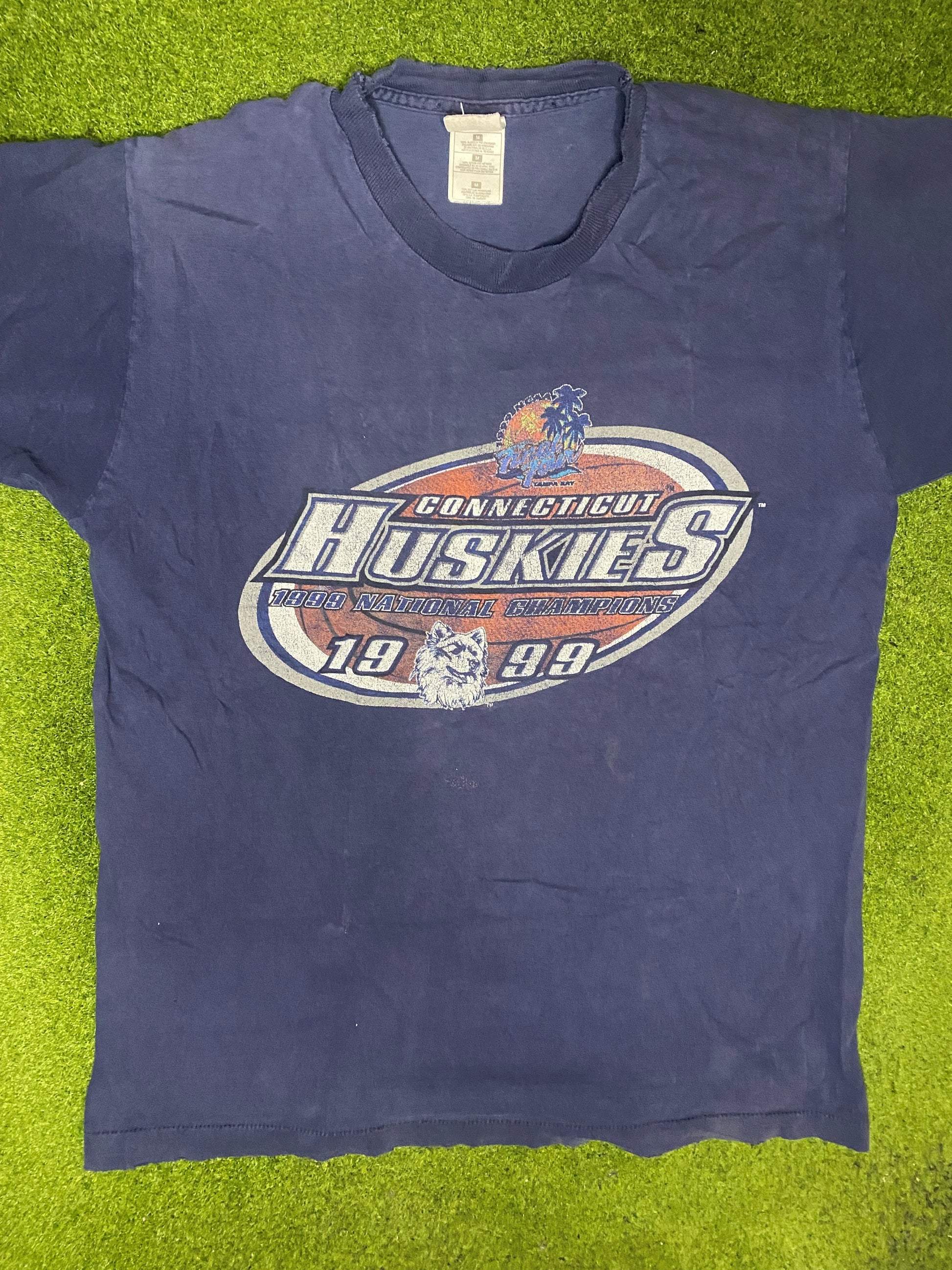 1999 UConn Huskies - National Champions - Vintage College T Shirt (Medium) - Gametime Vintage