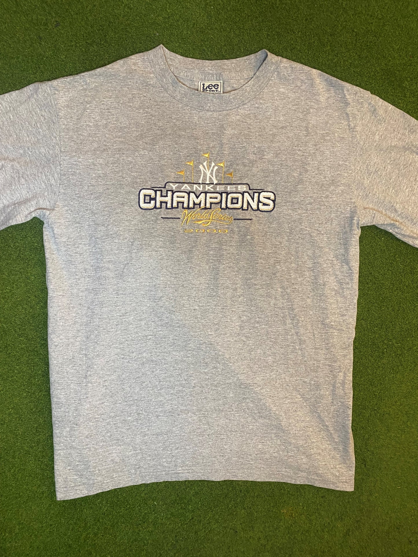 2000 New York Yankees - World Series Champions - Embroidered - Vintage MLB T-Shirt (Large)