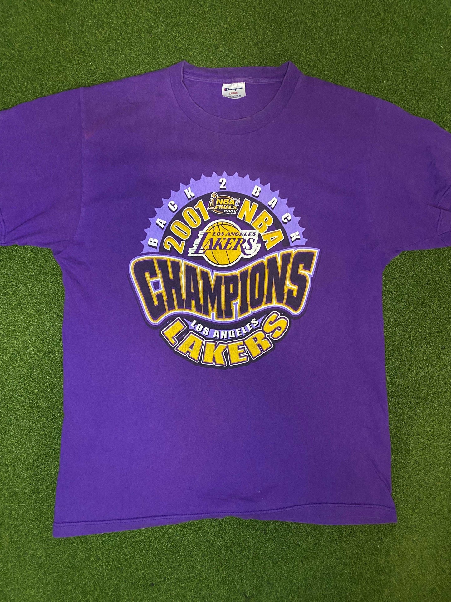 2001 Los Angeles Lakers - Back 2 Back Champions - Vintage NBA Tee Shirt (Large)