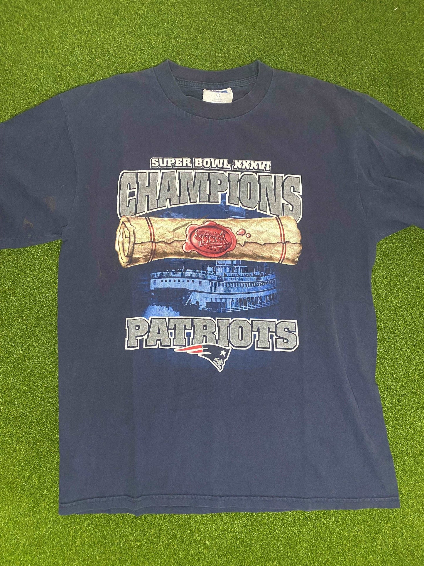 2001 New England Patriots - Super Bowl XXXVI Champions - Double Sided NFL Vintage Tee Shirt (Large)