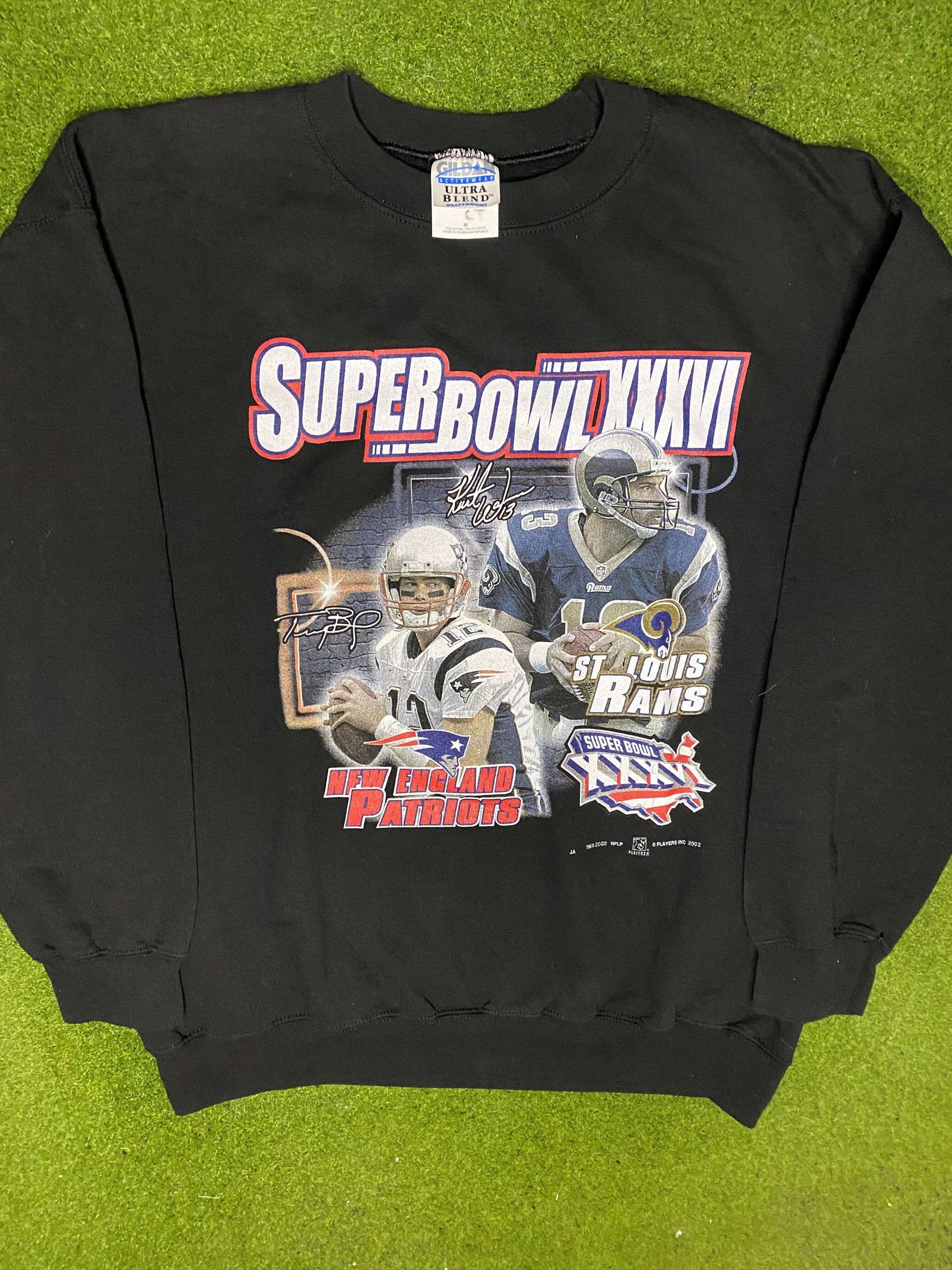 2002 Super Bowl XXXVI - Tomy Brady Vs. Kurt Warner - Vintage NFL Player Sweatshirt (Medium)