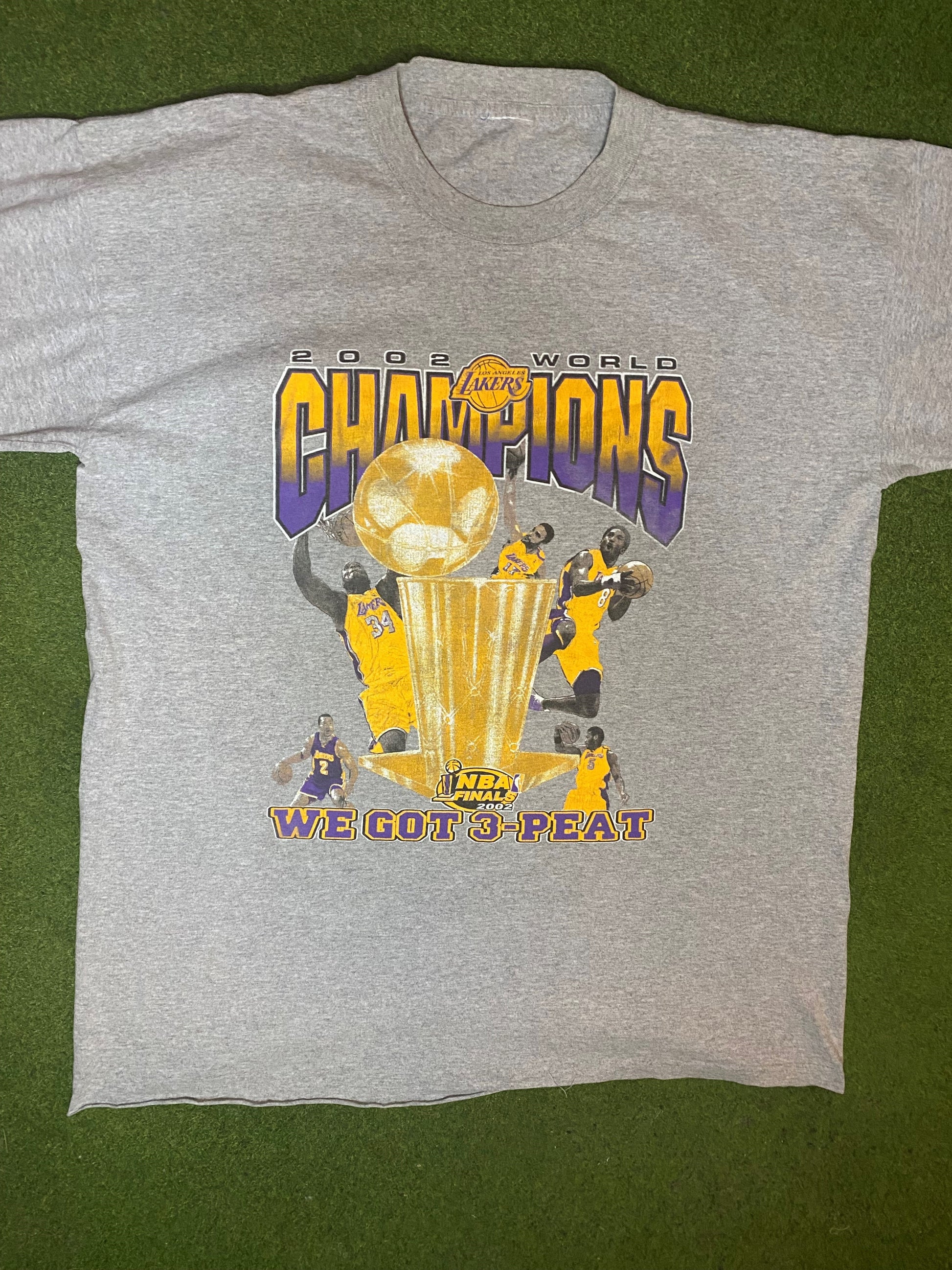 2002 Los Angeles Lakers - World Champions Ft. Kobe Bryant and Shaq - Vintage NBA T-Shirt (2XL) 