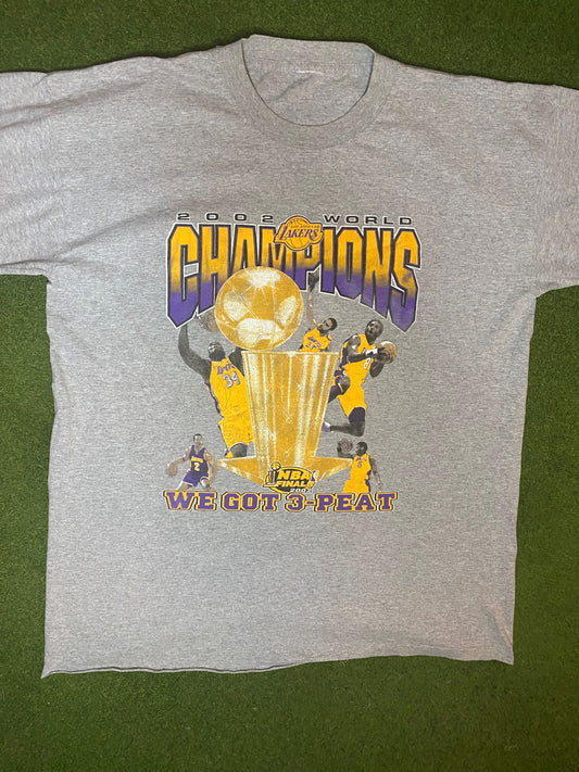 2002 Los Angeles Lakers - World Champions Ft. Kobe Bryant and Shaq - Vintage NBA T-Shirt (2XL) 