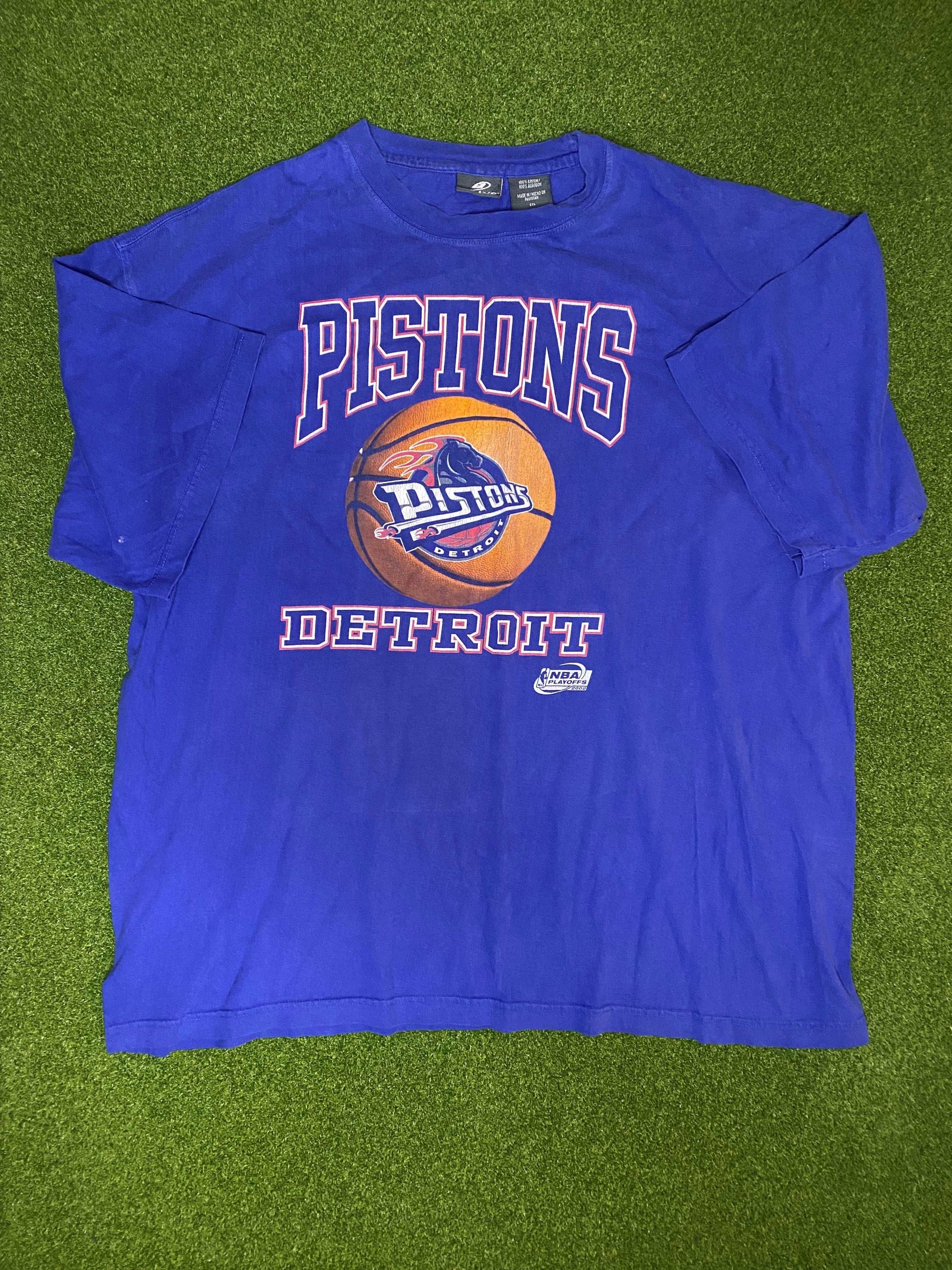 2002 Detroit Pistons - Big Logo - Vintage NBA Tee Shirt (2XL)