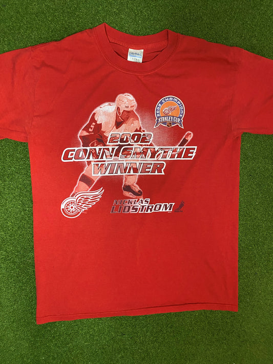 2002 Detroit Red Wings - Nicklas Lidstrom - Vintage NHL Player T-Shirt (Medium)