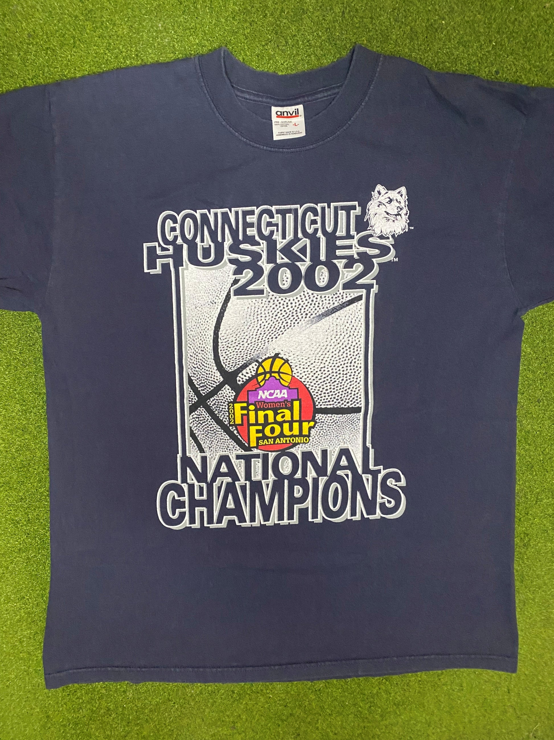 2002 UConn Huskies - National Champions - Vintage Women's College Basketball T-Shirt (Large)