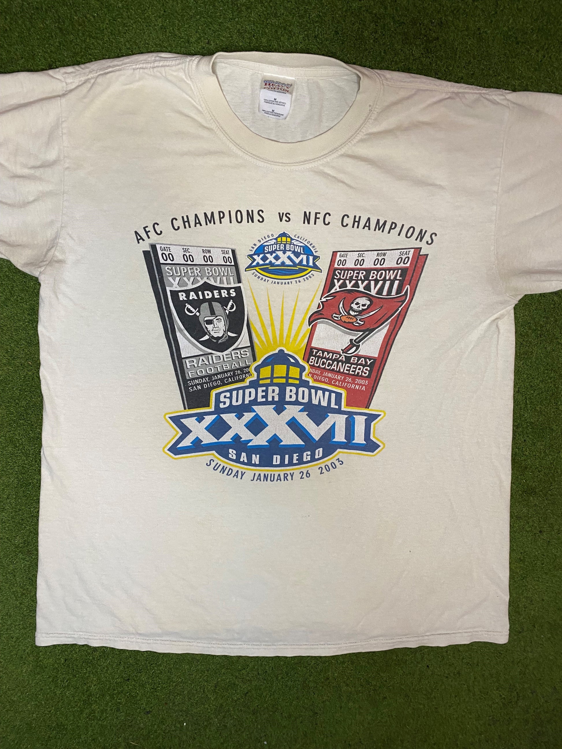 2003 Super Bowl XXXVII - Raiders Vs. Buccaneers - Vintage NFL T-Shirt (Medium) 