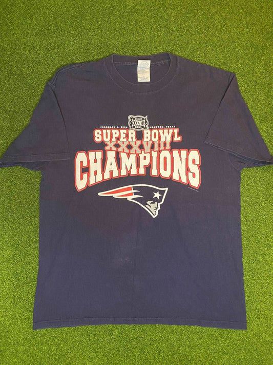 2004 New England Patriots - Super Bowl XXXVIII Champs - Vintage NFL Tee Shirt (Large) - GAMETIME VINTAGE