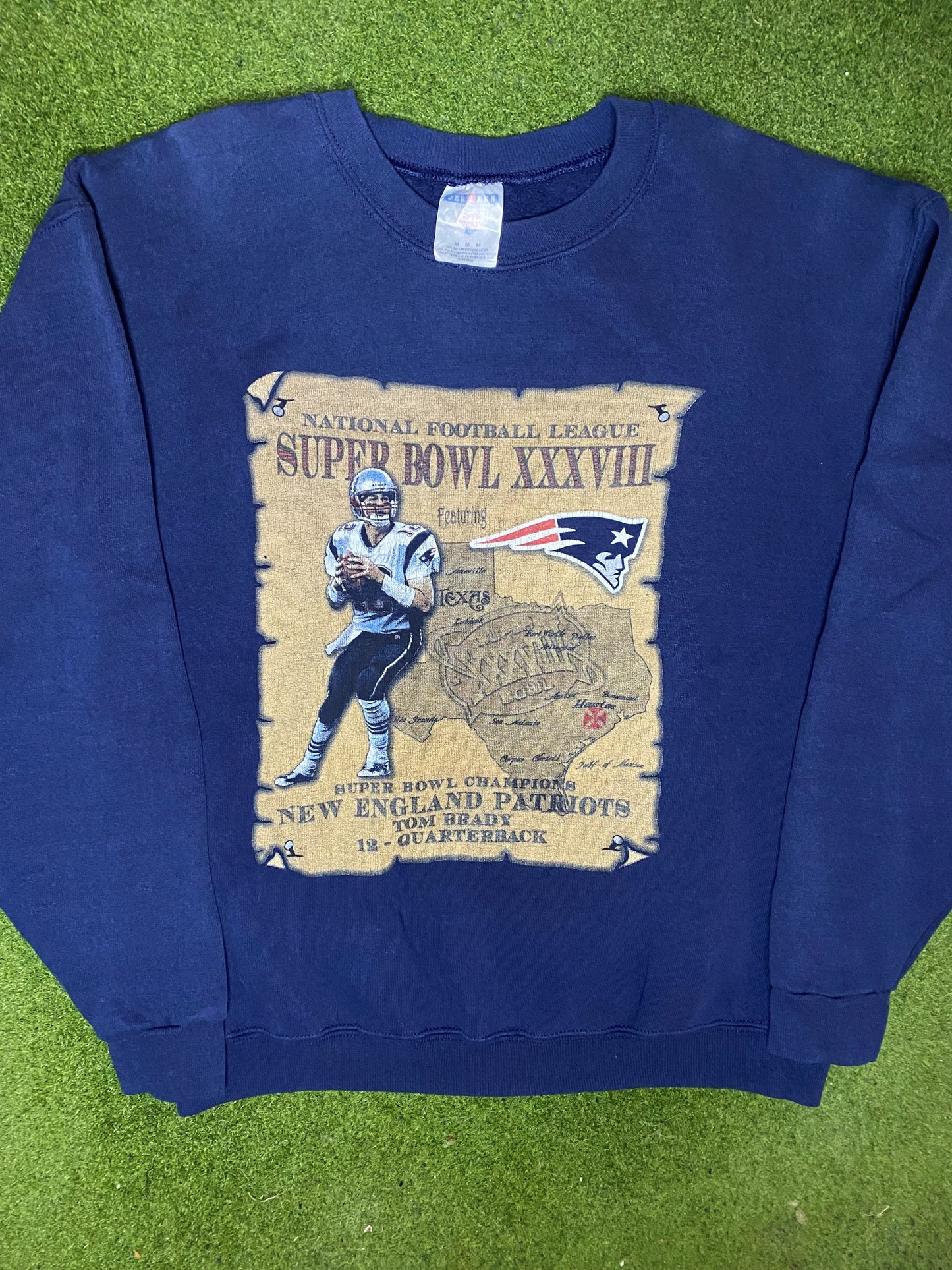 2004 New England Patriots - Super Bowl XXXVIII - Tom Brady - Vintage NFL Sweatshirt (Medium) Gametime Vintage