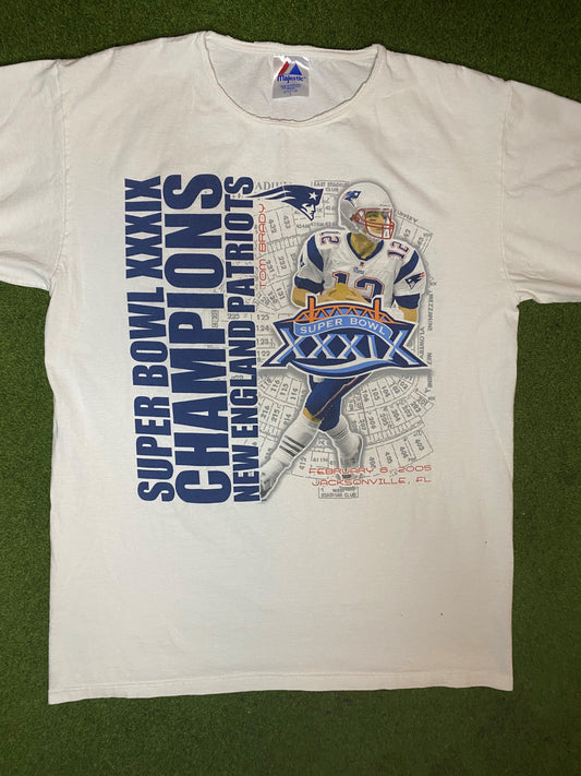 2004 New England Patriots - Super Bowl XXXIX Champions Ft. Tom Brady - Double Sided - Vintage NFL T-Shirt (Large) Gametime Vintage