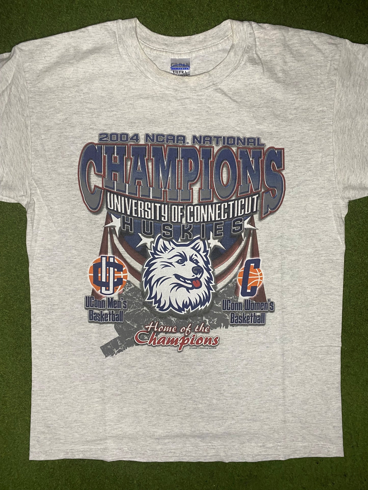 2004 UConn Huskies - Mens and Womens National Champions - Vintage College Basketball T Shirt (Large) - Gametime Vintage