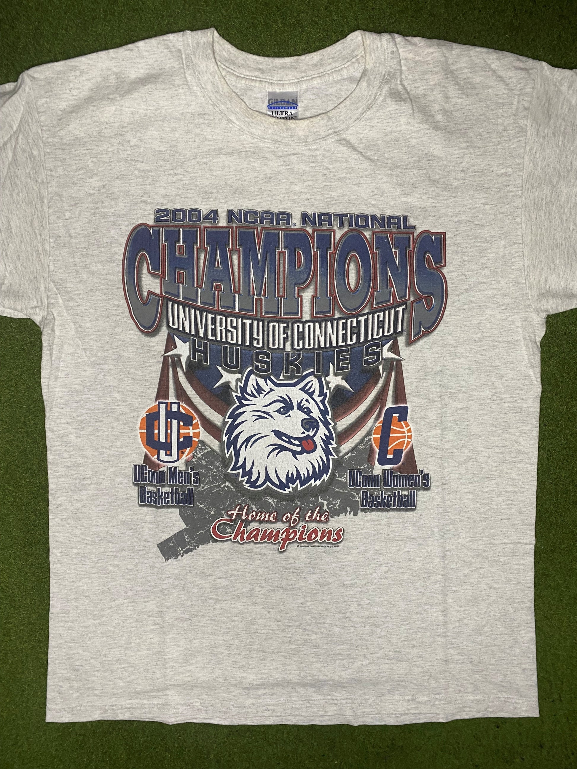 2004 UConn Huskies - Mens and Womens National Champions - Vintage College Basketball T Shirt (Large) - Gametime Vintage