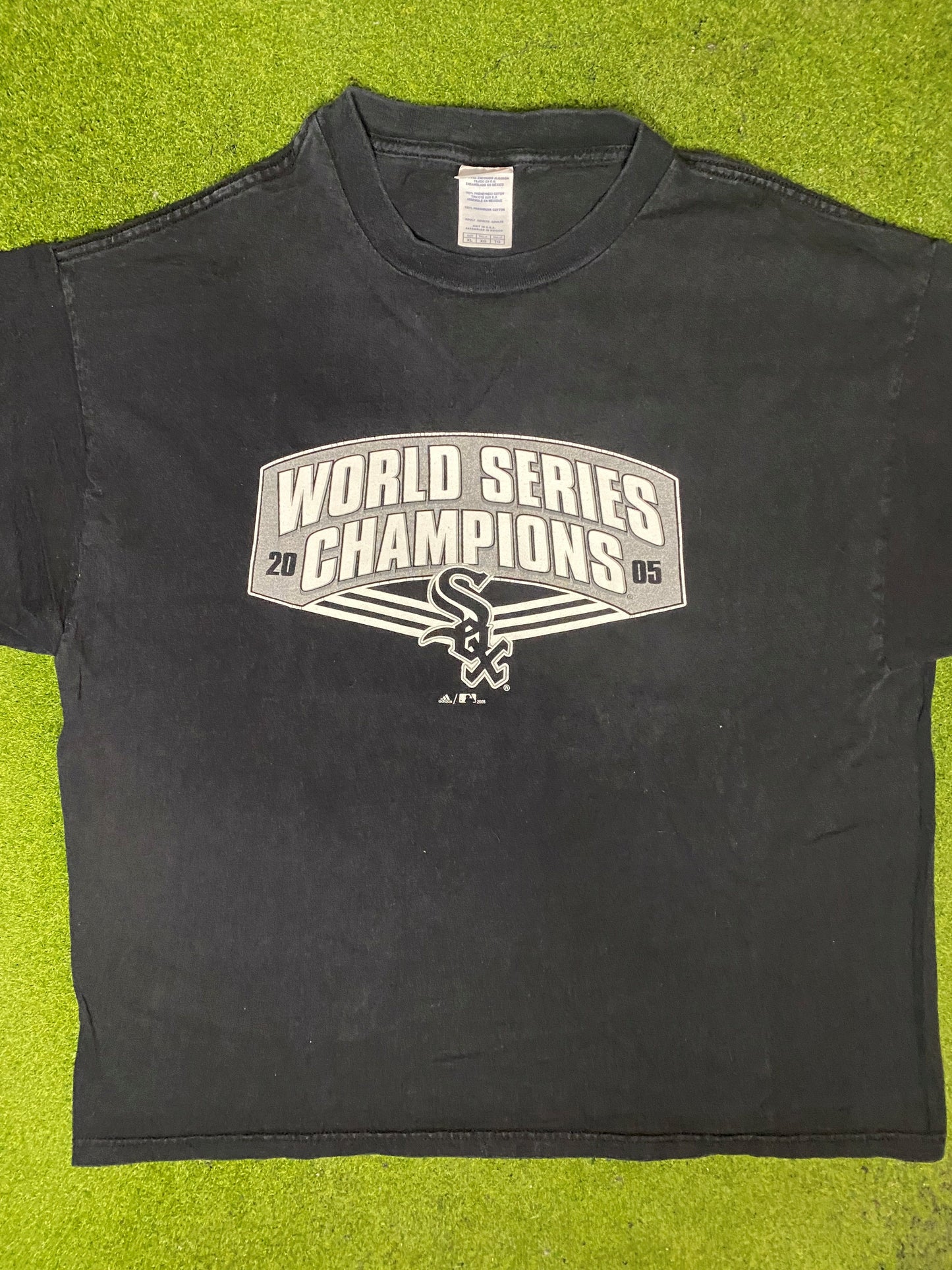 2005 Chicago White Sox - World Series Champions - Vintage MLB T Shirt (XL) - Gametime Vintage