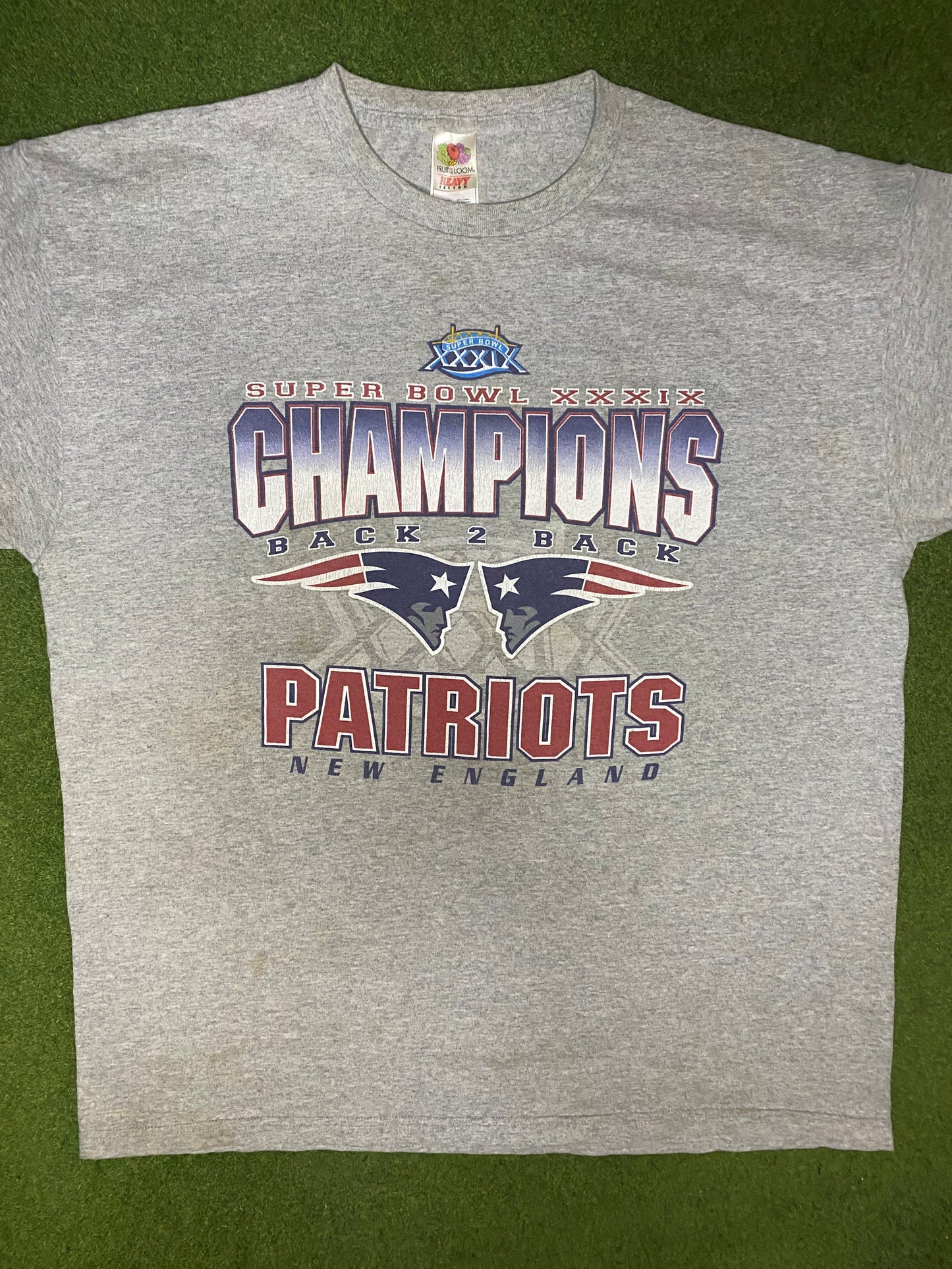 2005 New England Patriots - Back to Back Super Bowl Champions - Vintage NFL T-Shirt (XL)