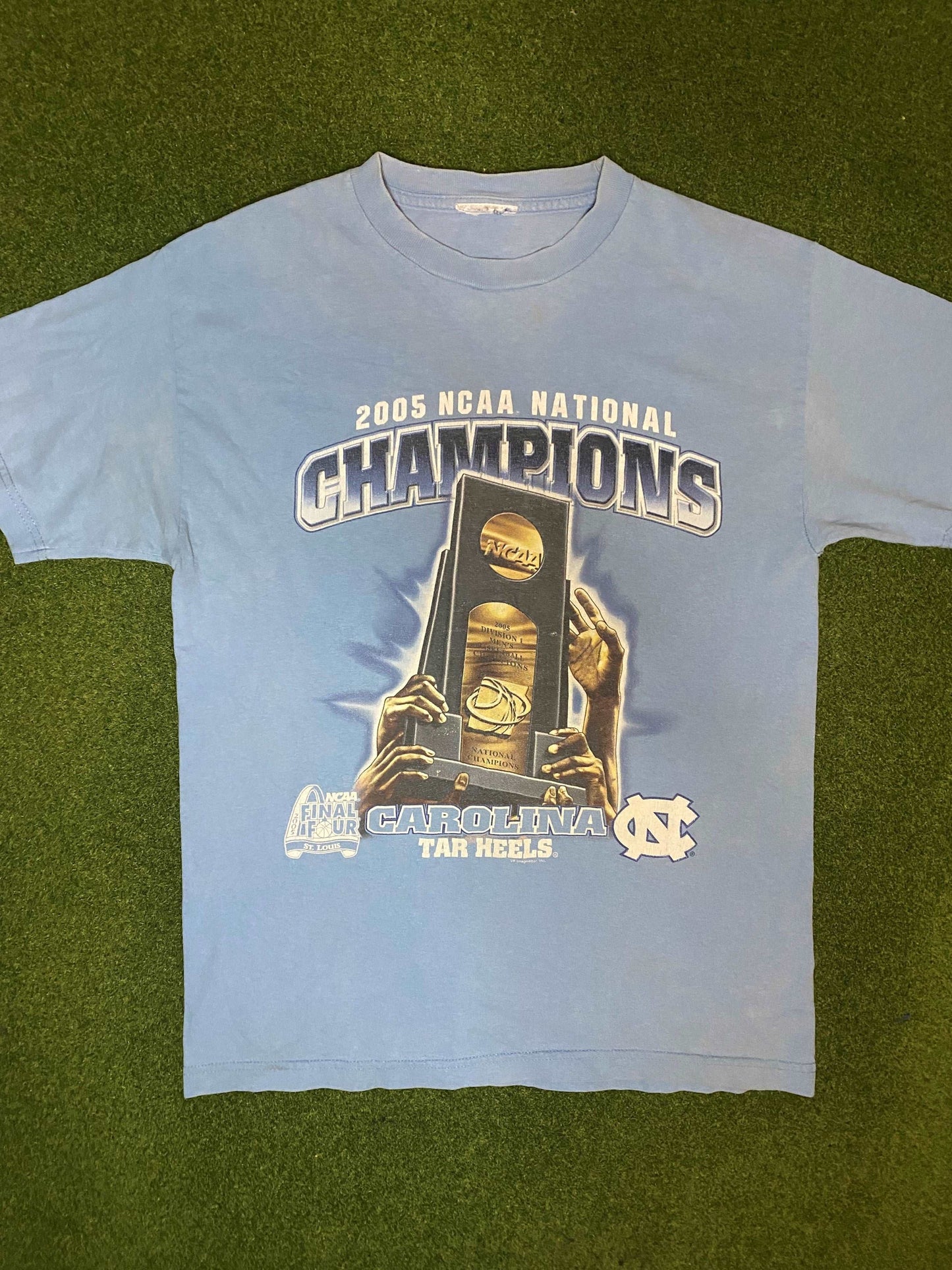 2005 University of North Carolina Tar Heels - National Champions - Vintage College Basketball Tee Shirt (Medium) - Gametime Vintage