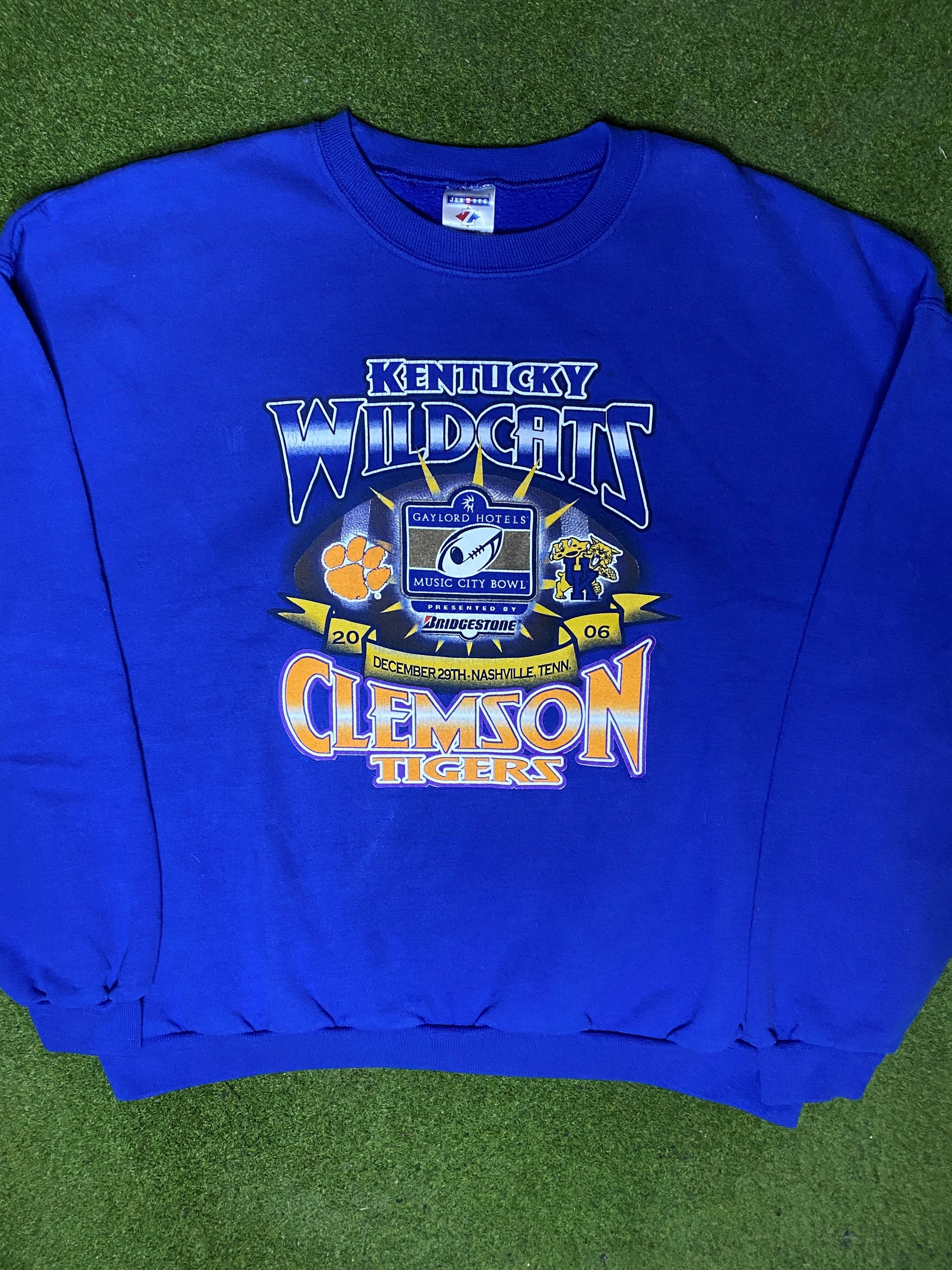 2006 Kentucky Wildcats - Music City Bowl - Vintage College Sweatshirt (XL) - Gametime Vintage